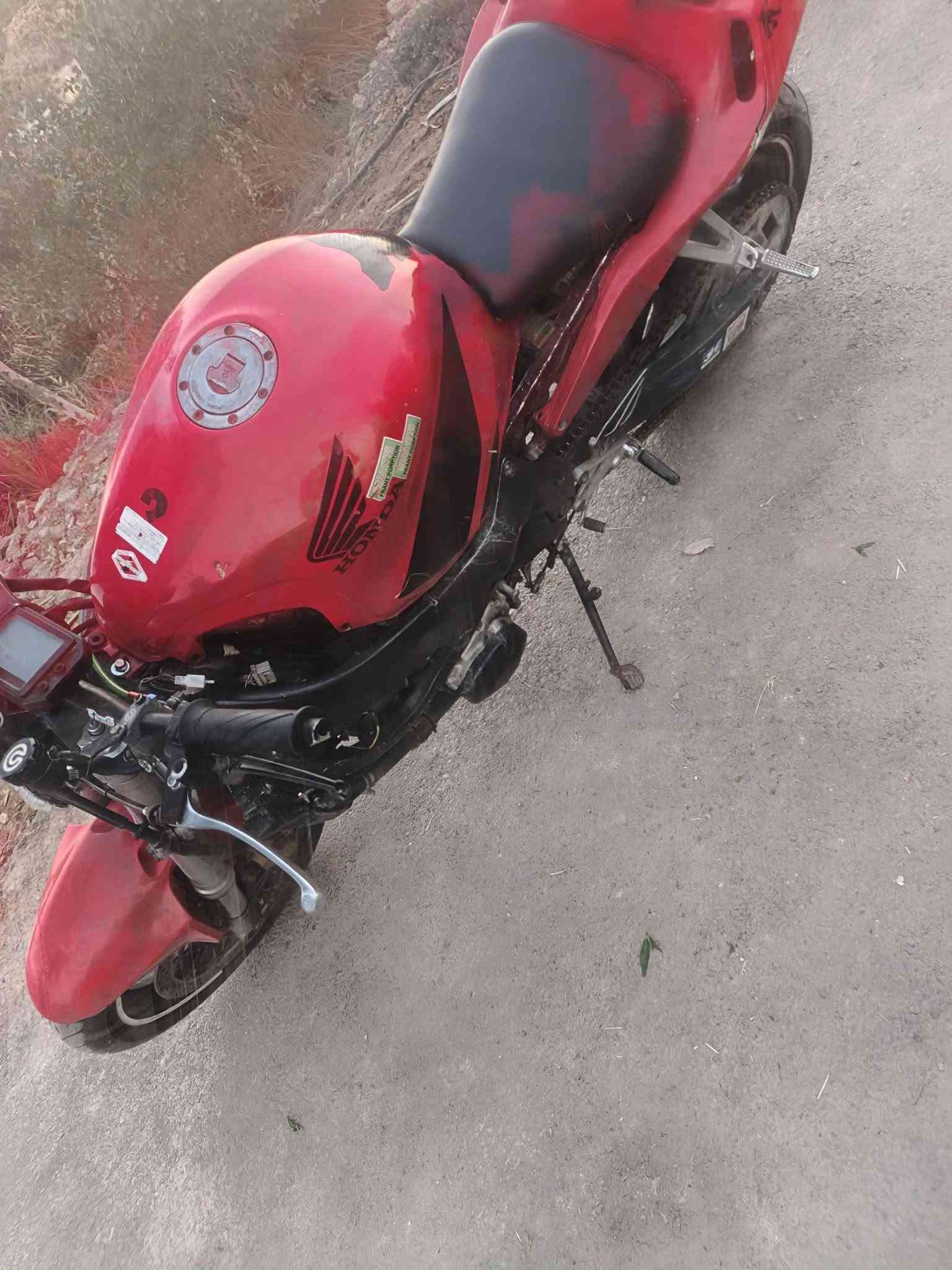🏍️ للبيع دراجة هوندا F4i ❤️‍🔥600
نظيفة وحالتها زينة، مكينة تشتغل وقيادتها ممتازة.
شرط الشلعه او معدل ممتاز جدن والله 4البطناش والله والله 
الدراجة مثل ما موضح بالصور، الفحص والمعاينة للجادين فقط.
💰 السعر: [15او بيهء مجال كلش غليلل 
📍 المكان: [بغدادالمدائنسلمانباك]
📞 للتواصل: [***********]
للجادين فقط، والبيع على السوم/السعر النهائي حسب الاتفاق.
