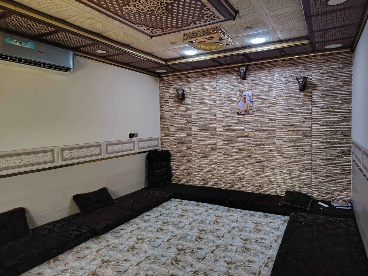 السلام عليكم ورحمة الله وبركاته بيت للبيع مساحة ٣٣٠ متر العنوان حي الشهداء الثانيه قريب على مكتب باقي متكون من ستقبال  ومطبخ وهول وغرفتين نوم فول سيراميك وسقف ثانوي السعر ٧٥ مليون وبيها مجال للاستفسار الاتصال على الرقم ***********
