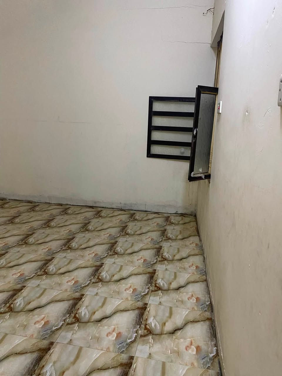❗️
منزل طابق ثاني للأيجار 

البيت مفصول تماماً عن الطابق الأرضي مثل مدشوف البيت نضيف لدرجه بل حياطين تتمره 

سخانك وحد 

خزانات الماء خزانين ابو ال 500L 

واير سحب موجود واصل للبورد 

علماً ان يتوفر انترنيت مجاني 🌟

محتويات البيت : 

غرفه 5x5 

صاله متوسطه المنزل 

استقبال 4x5

خدمات مشتركه وانتو بكرامه 

والصور توضحلكم نضافه البيت 🌿

الموقع 📍(الدورى،الميكانيك، قرب جامع احمد المختار )

الأيجار 325الف  

هـ*********** 

ملاحضه: اني صاحب البيت مو دلال فلتشيل هم عموله العقار
