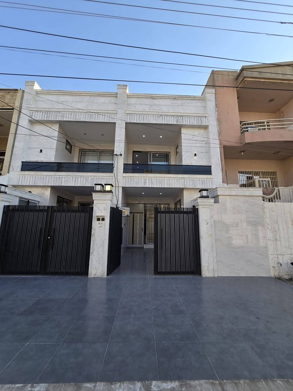 🏡 خانووی نوێ (زیرۆ) بۆ فرۆشتن | منزل زيرو للبيع 🏡
​📍 شوێن / الموقع: هەولێر - گەڕەکی هەڤالان | أربيل - حي هفلان
📐 ڕووبەر / المساحة: 100m² (١٠٠ مەتر)
✨ حاڵەت / الحالة: زیرۆ (نوێ) / زيرو (حديث البناء)
🛣 شەقام / الشارع: بەرامبەر شەقامی ١٥ مەتری / مقابل شارع 15م
🛏 ژمارەی ژوور / عدد الغرف: 3 غرف نوم (٢ ژووری سوێت / 2 منها غرف سويت)
🎨 ڕووکار / الواجهة: نیوە مەڕمەڕ + نیوە سیرامیک / نصف مرمر + نصف سيراميك
​💰 نرخ / السعر: 10.5 دەفتەر ($105,000) / 10.5 دفتر ($105,000)
​📞 بۆ پەیوەندی و زانیاری زیاتر / للتواصل والاستفسار:
📱 ***********
📱 ***********
