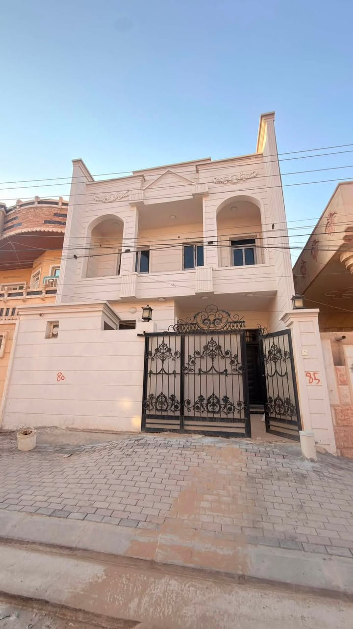 السلام عليكم
دار للبيع زيرو في القادسية حي الشهداء 
مساحة الدار 
140/7*20
مكوون. الدار من 
4 غرف نوم 
استقبال + صالة 
مطبخ + مناور 
كراج + مجموعه صحية 3
نظام دكتات 
شارع15 متر 
للاستفسار اكثر مراجعة مكتب عقارات و مقاولات السردام اوالاتصال 
***********
