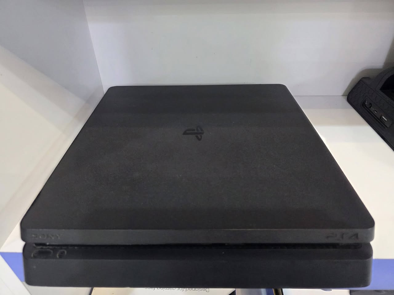 توفر جهاز ps4 مهكر 9.00 كامل الملحقات + قاعدة تبريد و شحن  . 
الجهاز لوك غير مفتوح نظافه 95%
السعر 300 الف
تواصل 
7725438660
