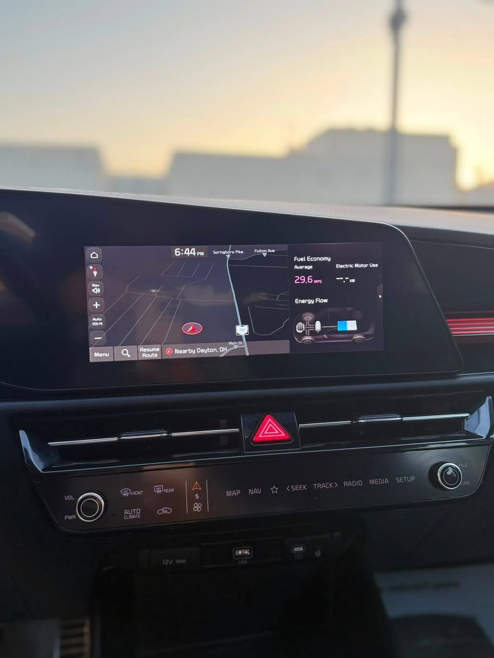 السلام عليكم 🙋🙋‍♂️
كيا نيرو هايبرد موديل 2023 بيع او مراوس

اذا تريد سيارة SUV كورية عائلية تجمع بين الفخامة و الأقتصاد ( تفول مرة بالشهر ) وارد امريكي 

السياره خير من الله نظافه وبيها مواصفات بعد احلا

ماشيه٤٢الف كيلو

 المواصفات 

بصمه

اشاير بالمري 

كشنات جلد و مخمل 

ترحيب دخول 

.نظام ايكو وسبورت قياده

• بطارية ليثيوم

• شاشة كبيرة

• كاميرا خلفية

• حساسات خلفية 

• كراسي تدفئة

 .اتو هولد

رادار امامي

• مانع تصادم

• محدد مسار

• تصحيح مسار

• مثبت سرعة

• مانع انزلاق

• بصمة تشغيل

• بصمة أبواب

كشنات جلد

• مري رادار

• نقطة عمياء

• شاحن وايرلس 

شاحنة بالكشانات 

• شاشة اعطال

• عداد ديجيتال

• اضوية امامية زنون LED

• اضوية خلفية LED

• كشافات زنون LED

• حساسات إضاءة

• إنارة تلقائية Auto

• نظام صوتي مميز Harmon kardon

• أوامر صوتية

• حساسات اصطدام

• حساسات مطر

• حساسات دخول الإنفاق

• حساسات ضغط هواء الإطارات

‏• GPS

شفتات بلستيرن

تبريد قطعتين

قياده ذاتيه عل الطريق 

تشغيل عن بعد 

• بلوتوث

فتحه سقف 

تبريد قطعتين

• مدخل USB + AUX

وبيها بعد مواصفات خير من الله 

سعر السياره١٤٠وبيها مجال

الاستفسار على  الرقم***********

واتساب ماسنجر  مكاني بغداد 

صور امريكا موجوده
