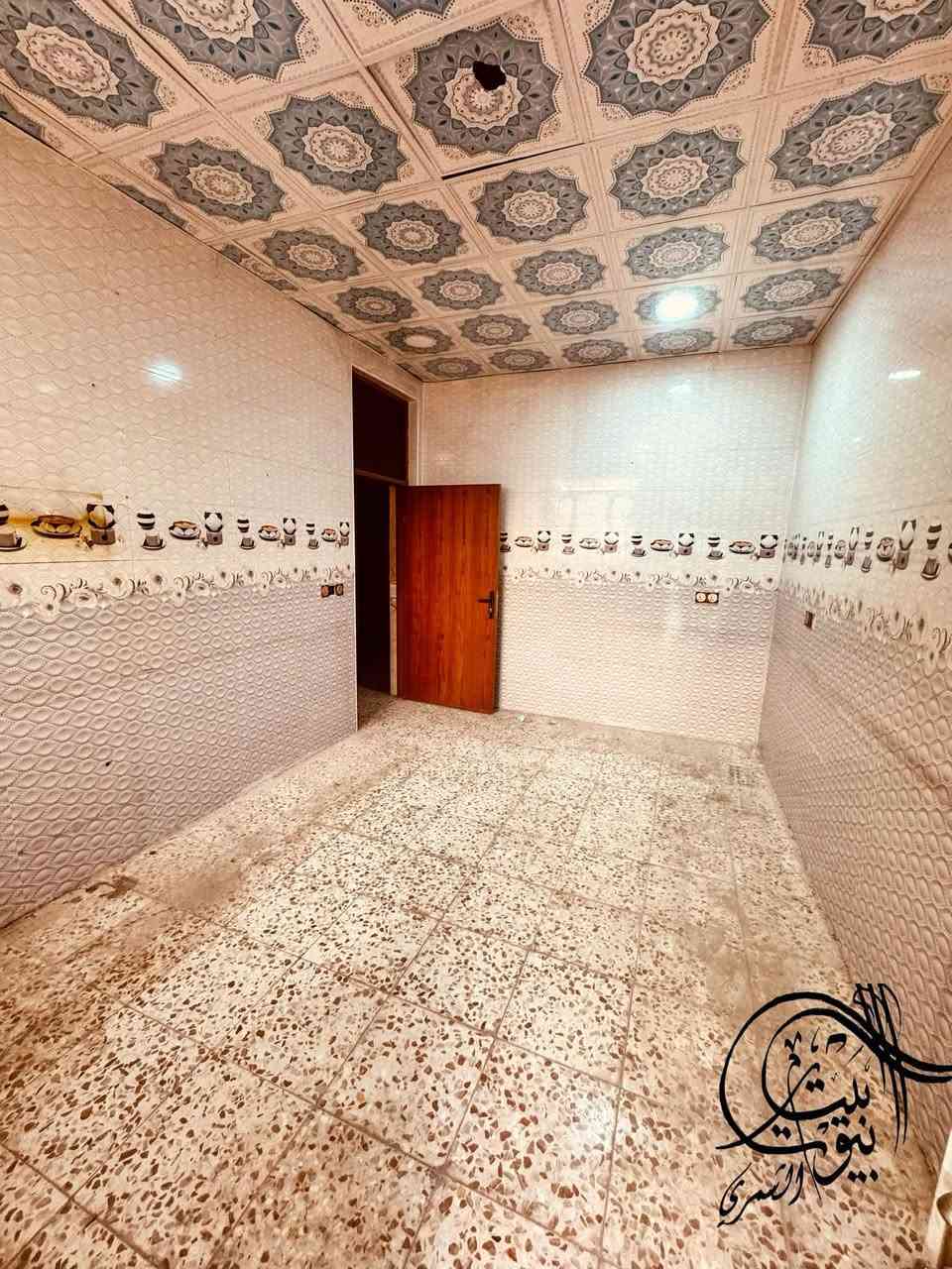🏡 للإيجار – دار سكنية بناء جديد
📍 الموقع: نادر الثانية – فرع سكلة  صدام

🔹 المساحة: 200 متر مربع
🔹 بناء حديث وجديد

مواصفات الدار:
✅ كراج سيارة
✅ حديقة
✅ استقبال
✅ مطبخ
✅ كليدور
✅ 4 غرف نوم
✅ كليدور في الطابق الثاني
✅ مناور عدد (2)
✅ 3 مجمعات صحية موزعة بين الطابق الأرضي والطابق الثاني والخارج

📞 للاستفسار والحجز:
علي عذاب – ***********

📱 واتساب:
***********

🏢 مكتب الشمري للعقار
نادر الثانية – خلف فاميلي مول من جهة الشارع الخدمي.
