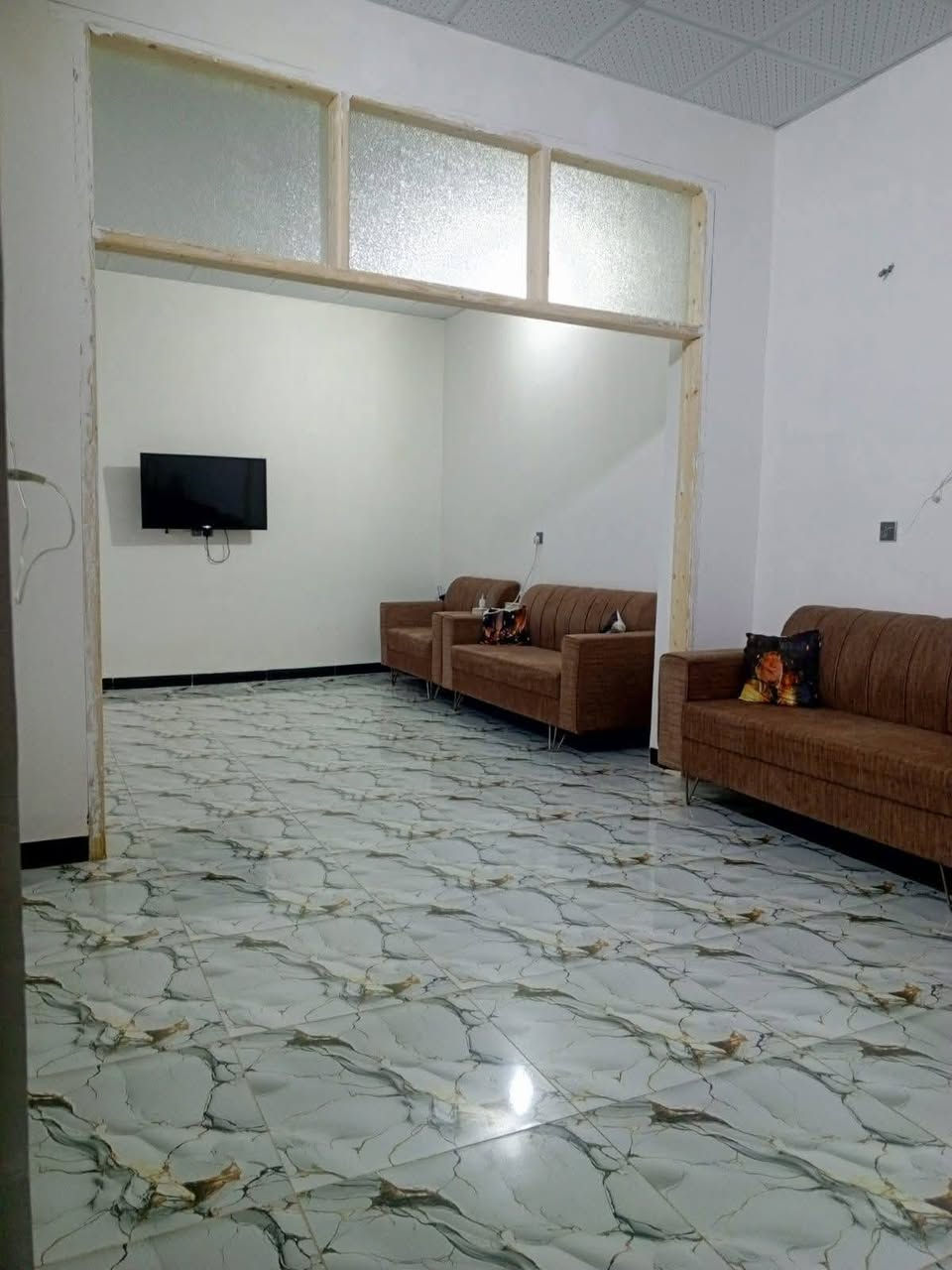 *🏠 بيت 100م للبيع - طابو زراعي سند 25*
*📍 شارع المطار القديم - قرب مدرسة القصواء - النجف*
فرصة حلوة بسعر مناسب بمنطقة سكنية وهادئة 
*📐 التفاصيل:*
المساحة: 100 متر
الجنس: طابو زراعي - سند 25 تحويل مباشر
*🏗️ يتكون من:*
استقبال + صالة + غرفة نوم + مطبخ + ساحة + منور + صحيات داخلية + صحيات خارجية + سطح كامل + بيتونة

*💡 الخدمات:*
مي + كهرباء
قريب على مدرسة القصواء والاسواق وخط المواصلات
*💰 السعر: 37 مليون وبيه مجال بسيط 
للاتصال/***********

نص مكتوب في الصور:
- بيت 100م للبيع شارع المطار القديم - قرب مدرسة القصواء - النجف طابو زراعي | سند 25 المكونات: استقبال + صالة + غرفة + مطبخ + ساحة + منور + صحيات داخلية وخارجية + سطح السعر: 37 مليون (دينار عراقي) المساحة: 100 متر مربع رقم التواصل: *********** للاستفسار والتواصل - متوفر على الواتساب - زيارة متاحة