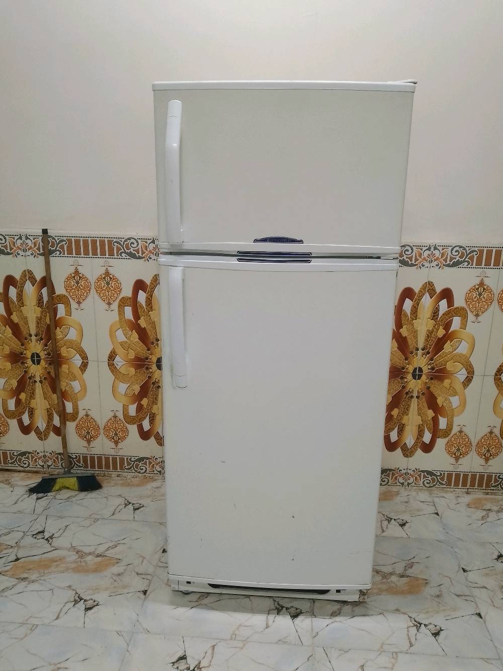 ثلاجه حجم 26 سعر 300 وبيهه مجال قليل العنوان الحيانيه موسى الكاظم قرب حسينيه الحوراء رقم الهاتف ***********