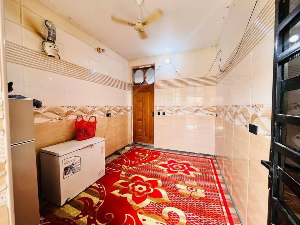 سلام عليكم بيت لبيع المساحه 150متر 

لبيت بنيان جديد 2025 

ستقبال ومطبخ بارد مطبخ حار غرفتين كبار وصاله كبيره حمامات ثنين مناور اثنين واحد مترتين عله طول الغرف حي طارق الوسط بلخير بدربونه مال بيت المري السعر95 الاستفسار ع الرقم ***********
