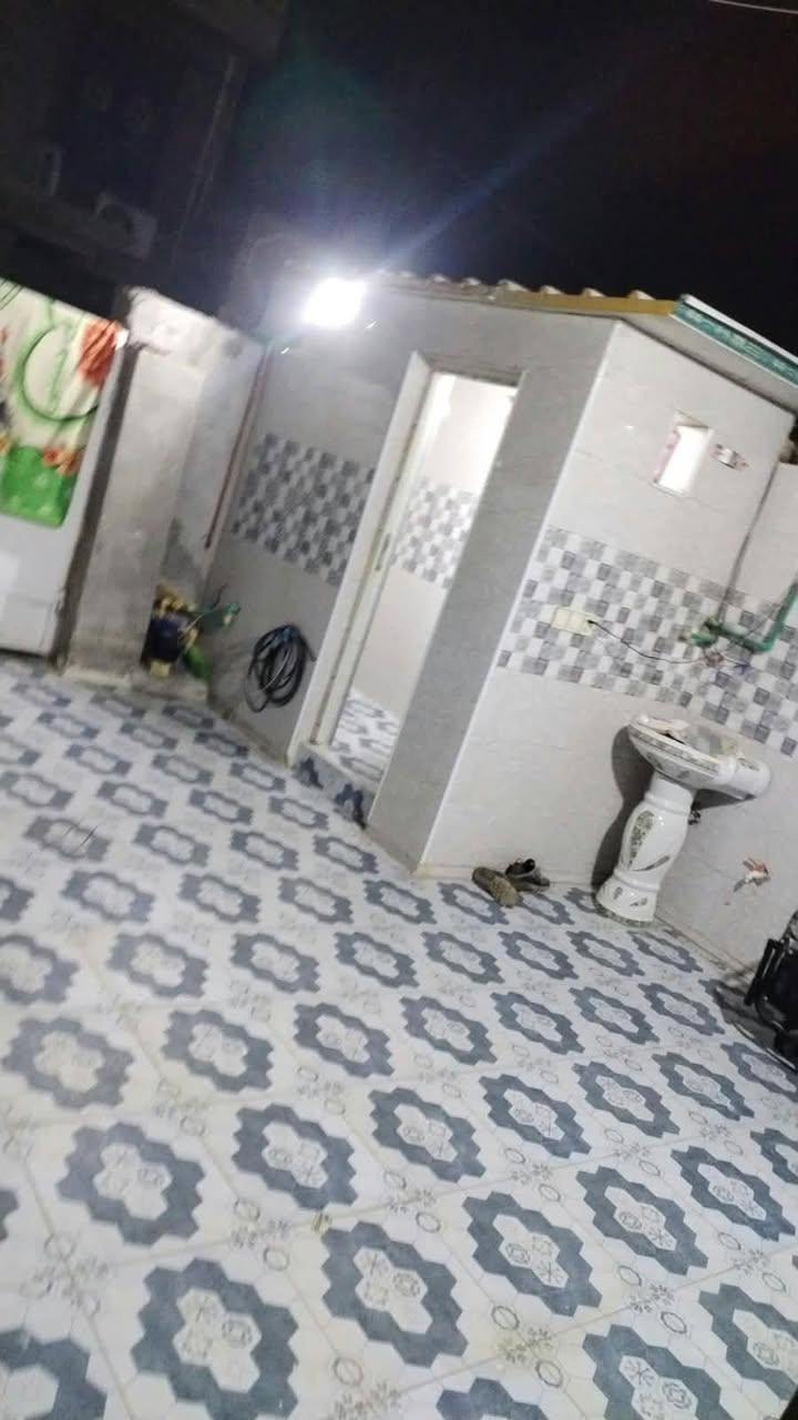 بيت مساحه 100 متر بناء حديث سنت 26 طابوك عرض الشارع 8 متر وسط حي سكني كبير تتوفر كل خدمات حله سيف سعد شارع الغسل يبعد عن الشارع العام 140 متر علا شارعين تحب تنزل مع شارع 30 وتنزل عليه طابو زراعي سند 25 باسم صاحبت السند السند السعر 38اتصال ***********
