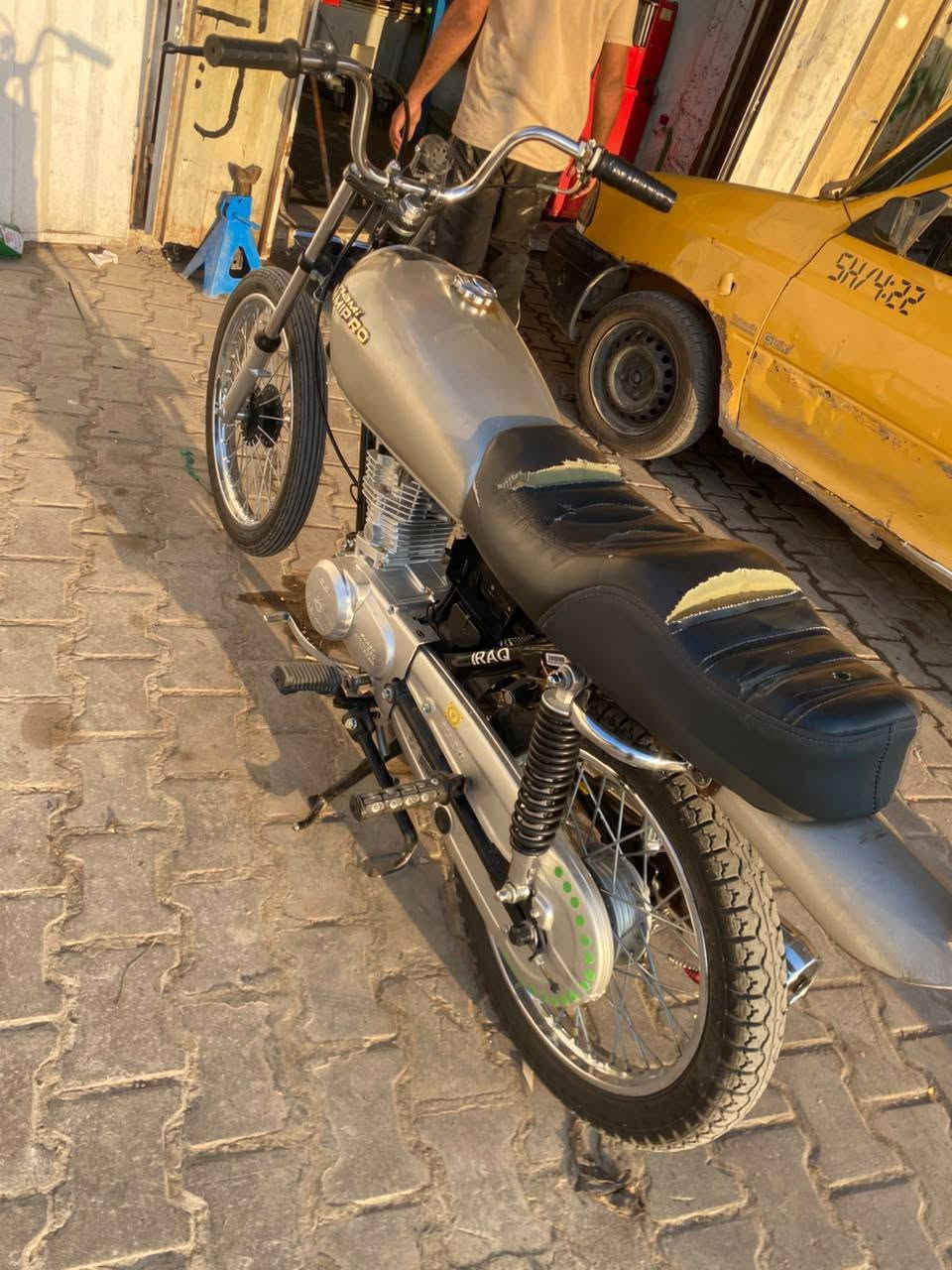 السلام عليكم شبابنة الطيبة دراجة للبيع
سيجي نامه اوراق ٧ محرك ما مفتوح موديل ٢٦ والمحرك موديل٢٥ شلعة ومعدل يشك الگاع دراجة  تحفة بمعنى الكلمه مكاني بغداد المدائن سلمان باك قرب بسماية *********** متواجد واتساب وعل رصيد
