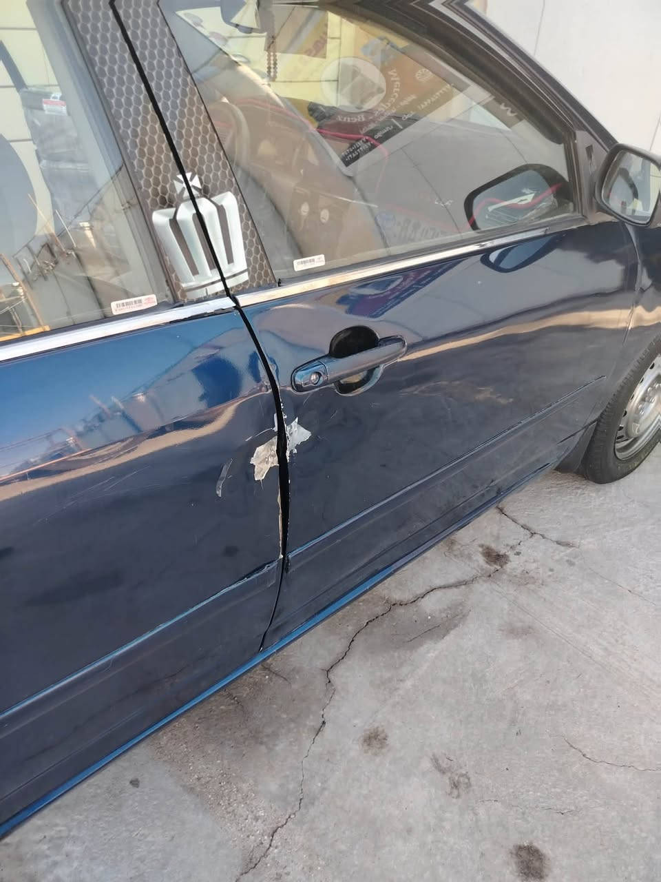للبيع كورلا نحله 2004 رقم بغداد تحويل مباشر محرك كير مكفولات صدرها تعبان تخم تاير تبريد ثلج مصبوغه حزام وبيه ضربه بجنطه وموضح بل فديو وشويه بل بابين اليمنه هم واضحات بصور مكان سياره الفلوجة سعره 65 وبيه مجال سياره حلوه ونصبه ***********
