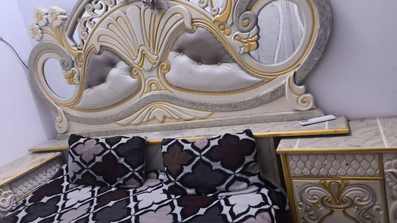سلام عليكم 
غرفه اخشاب للبيع
السعر 8050 الف بيه مجال قليل شراء يدخل خاص مكاني الهارثة مقابل سيد سامي شارع المسحب  رقمي ***********
