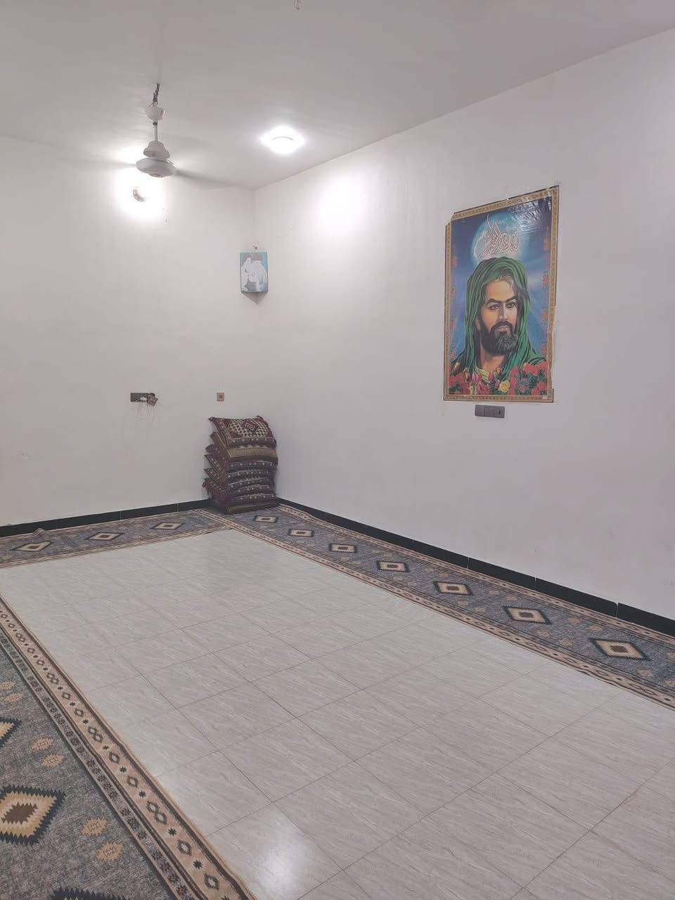 السلام عليكم
بيت طابو زراعي سند ٢٥
تحويل مباشر 
المساحه ٢١٠ متر ركن على شارعين 
عرض الشارع ٨ متر
بناء حديث 
البيت طابوقين الطابق الأول 
غرفتين ٤ ×5 متر
الاستقبال ٤× ٩ متر
المطبخ حار وبارد ٤×٥ متر الطابق الثاني غرفه بناء تربستون مسكوف سندويج
بناء كونكريت مسلح 
السعر ٨٣ مليون وبيه مجال 
الواجهة مطل على مجمع سيد حسين السعبري 
الارض مقابيله طابو صرف 
للاستفسار والاتصال على الرقم التالي *********** أو مراجعه مكتب دلاليه سيد عيد للعقارات شارع ٦٠
مقابيل اسواق ابو العبد شارع علي قماره
