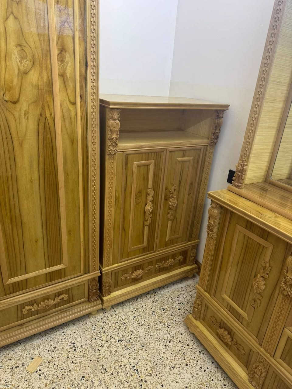 غرف خشب ثقيل داخل خارج صاج شغل درجه اوله جديد غير مستعمل يوجد جميع الفصالات لطلب والستفسار ***********
