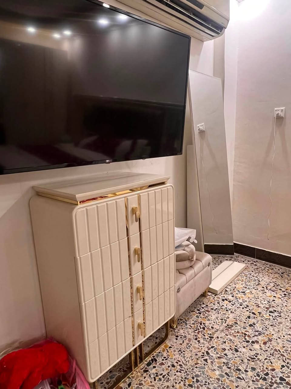 سلام عليكم 
غرفة نوم مستخدم للبيع نضيفه كلش تركي من شركه نيو لايف السعر خاص عنوان بغداد حي اور 
***********
