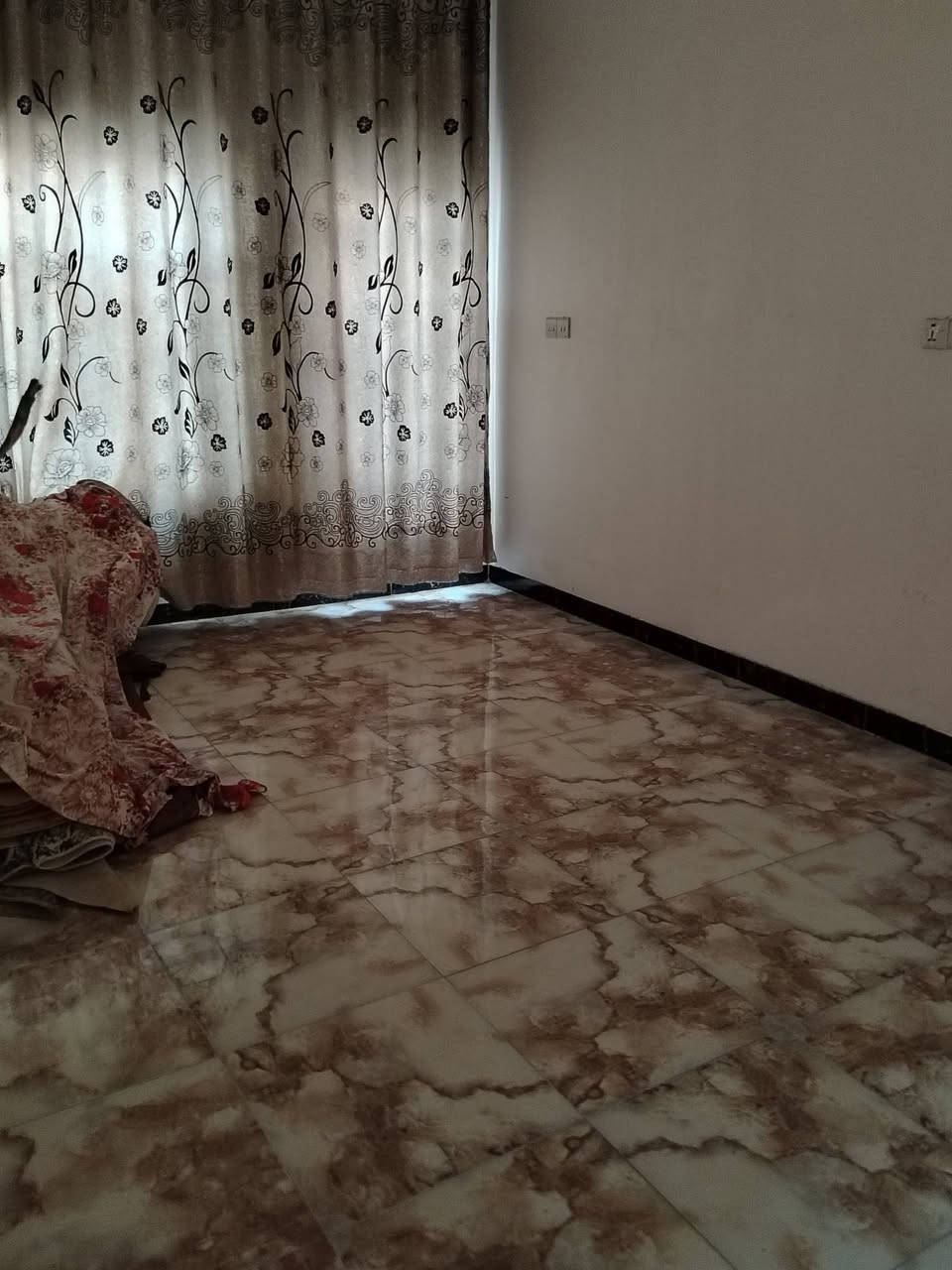 موقع بكرلي الثالثه خلف الملعب منطقه بفارس قريب على شارع عام
الدار واجهه 11متر مربع ✅ طابقين 
يحتوي على غرفتين نوم وصاله وكلدور ومطبخ ومجمع صحي ومنور 
خدمات الدار كامله 
السعر ٨٠ مليون وبي مجال باسم صاحب البيت رقم الجوال *********** و***********
