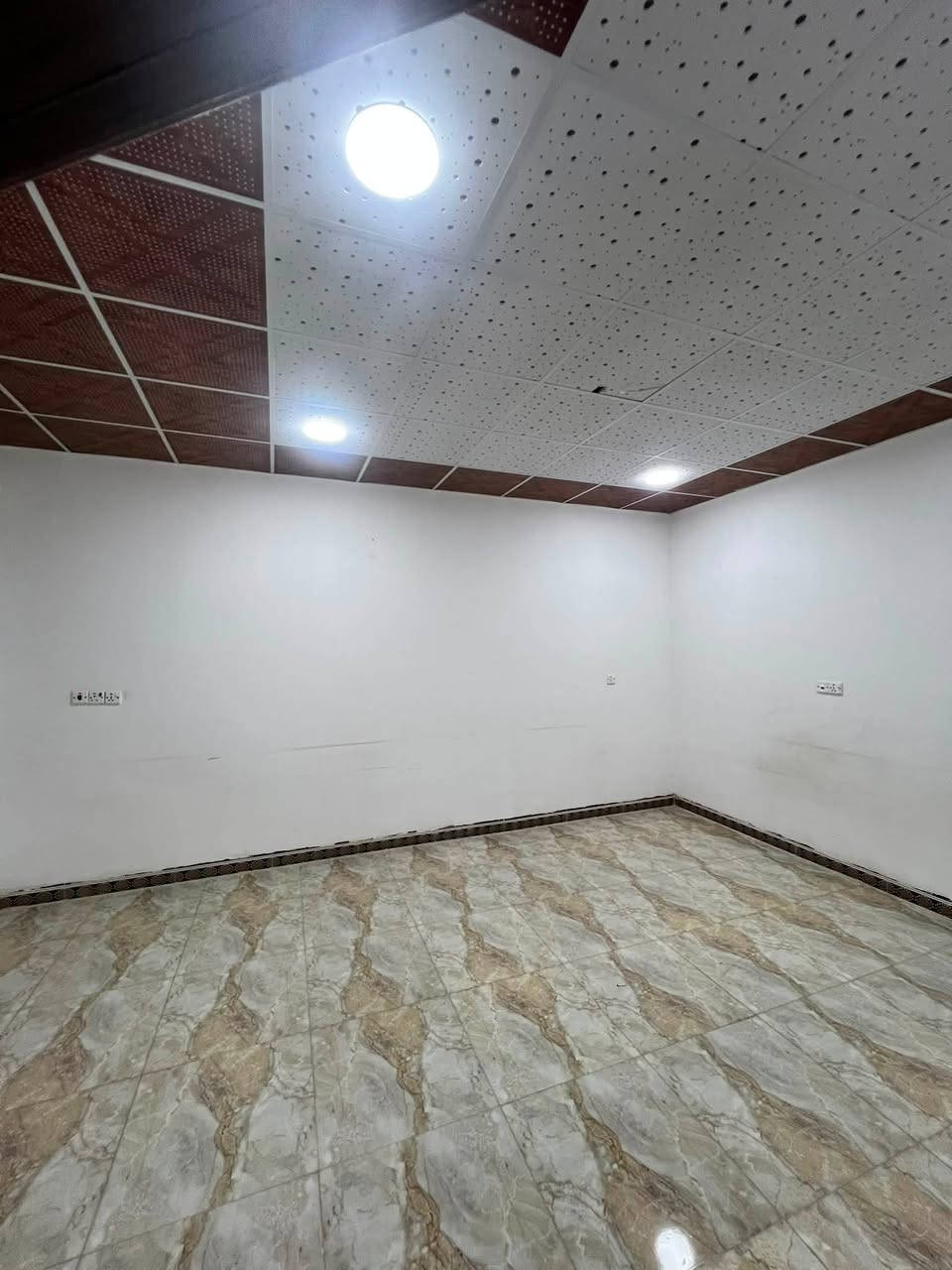 السلام عليكم دار 🏠 للبيع في مجمع جنة تكريت السكني… مساحة المنزل 200 متر نزال 20 واجهة 10 …يطل علا شارع 20 المنزل طابق واحد يحتوي المنزل علا غرف عدد 2 صاله استقبال مطبخ صحيات عدد 2 كراج سياره 🚘… بيع مستعجل البيت مسدد كامل لا مطلوب لشركه ولا مسحوب عليه… للستفسار اتصل علا هذا ارقم 
‭***********
