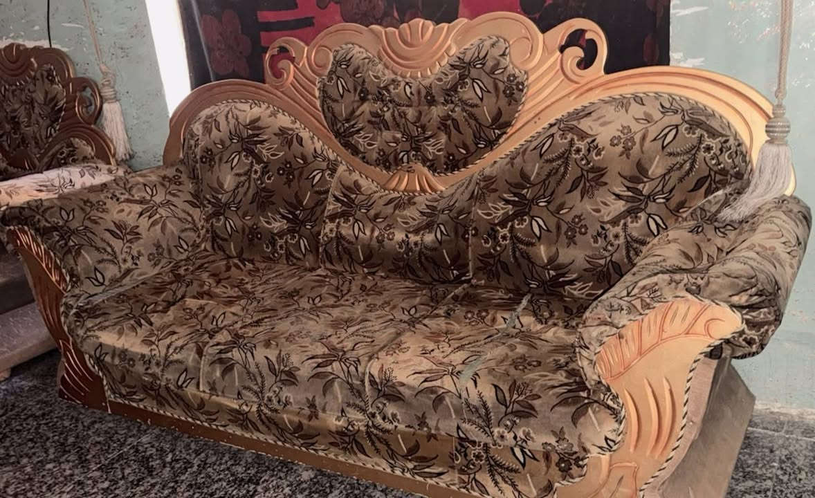 معرض حديث مع اناره حديثه مع ديجي بلوتوث اشتريته قبل ٤ اشهر ب 650 السعر الحالي 350 وبي مجال بسيط
تخم 5مقاعد نص عمر ب150 وبي مجال بسيط 
طبلات للبيع 5 قطع السعر 100
ويوجد ايضاً ثرياات حديثه جداً ديجي بلوتوث 65 وبيها مجال
الشراي ***********
