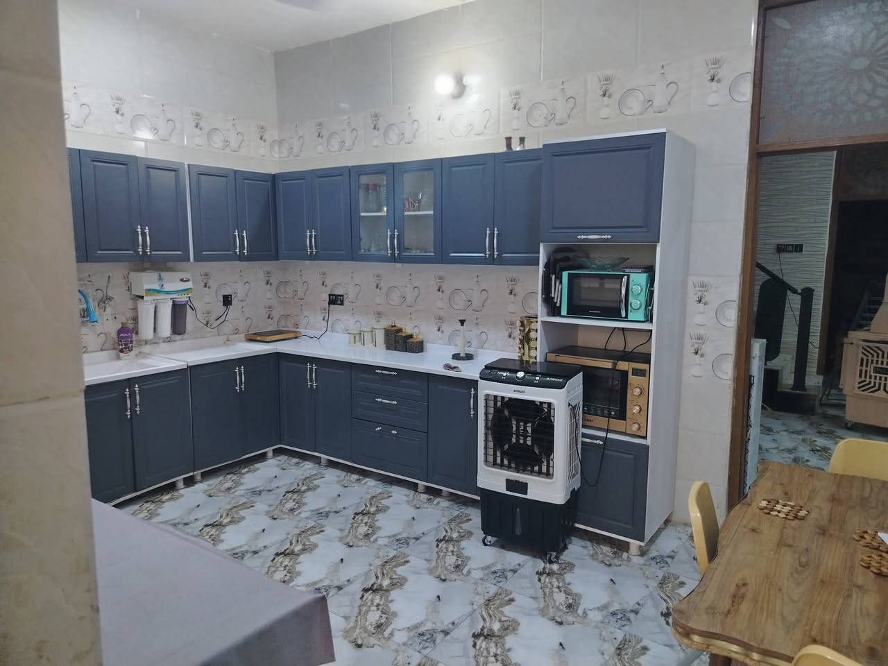 السلام عليكم 
يوجد بيت للبيع 
حله ورديه خارج  
مساحه 200 متر 
غرفتين 
استقبال 
هول 
صحيات داخليه وخارجيه
مطبخ 

السعر 85 بي مجال 
بناء حديثه ودرجه اولى 
لكثير التفاصيل يرجى الاتصال على الرقم 
***********

