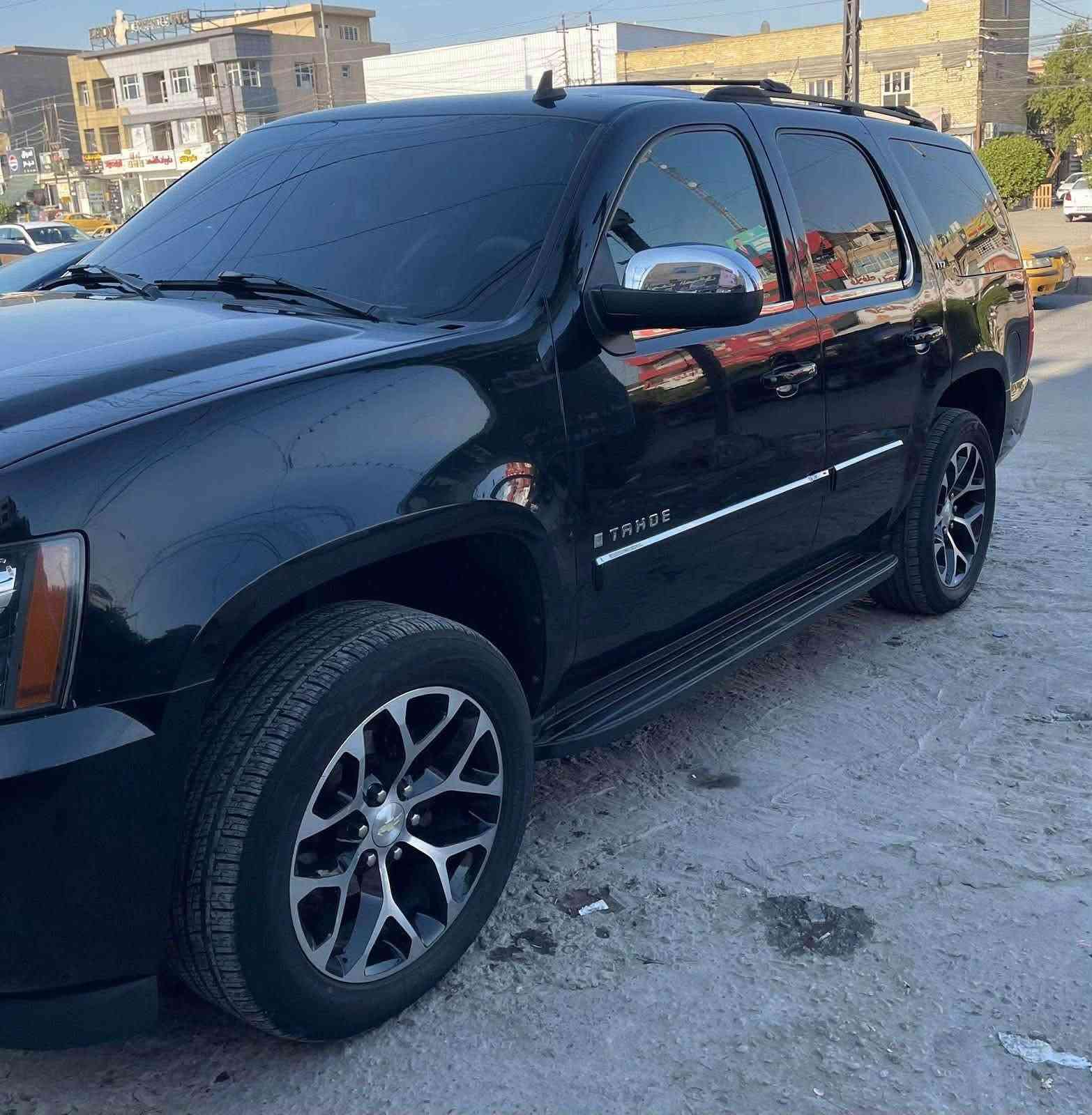 السلام عليكم
سياره تاهو اللون اسود رقم بغداد انكليزي 

موديل 2007 

LTZ

فتحه 

ويل 20 

قرار 102 

السياره جاهزه بيه شخوط بالدعاميه

السعر 175 

رقم الهاتف 

***********
