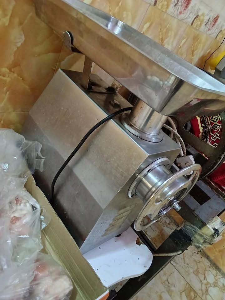 مكينه لحم حجم ٣٢باب اول  مشتريها ٧٠٠رايده ٥٠٠بي مجال بعده جديد ***********
