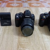 اخوان عندي كامرات Nikon عدد 2 مع شواحن اصلية 1- الكامرة الاولى Nikon D...