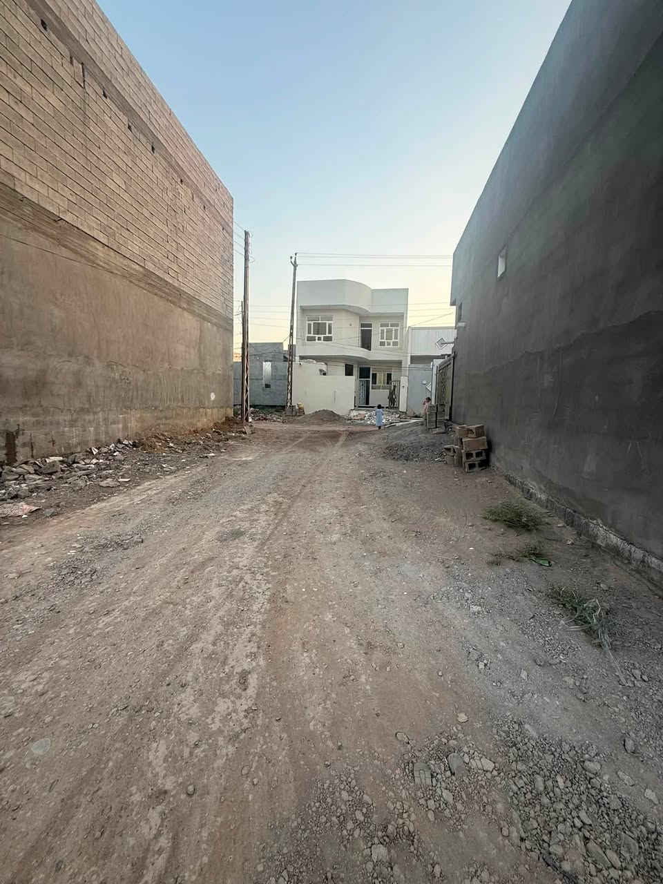 قطعه ارض للبيع مساحه ١٠٠متر قرب جامع الشكور ***********
