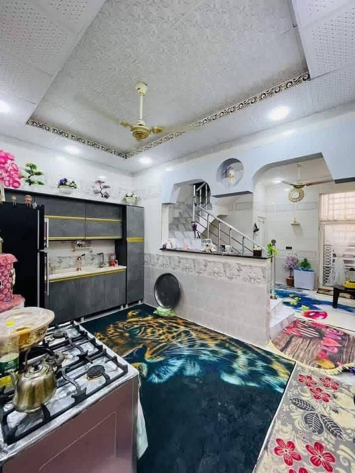 السلام عليكم بيت 100متر مربع طابق واحد بناء بلوك عتبه بيت جديد ومتعوب عليه مع كاونتر يضل ويه بيت حولي أبو مهدي المهندس مجمع الغدير خلف السفاره التركيه  سند 25 قرار قاضي   سطح شتايكر أرضية بورسلين *********** كربلاء
