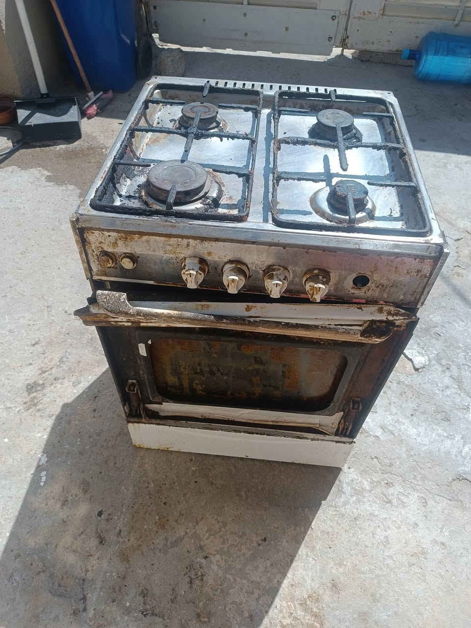 للبيع طباخ مصري 4عيون نضيف
3عيون شغاله بس الصغيرة عاطله
الفرن يشتغل مابي شي 
السعر 50وبي مجال 
0775770570
