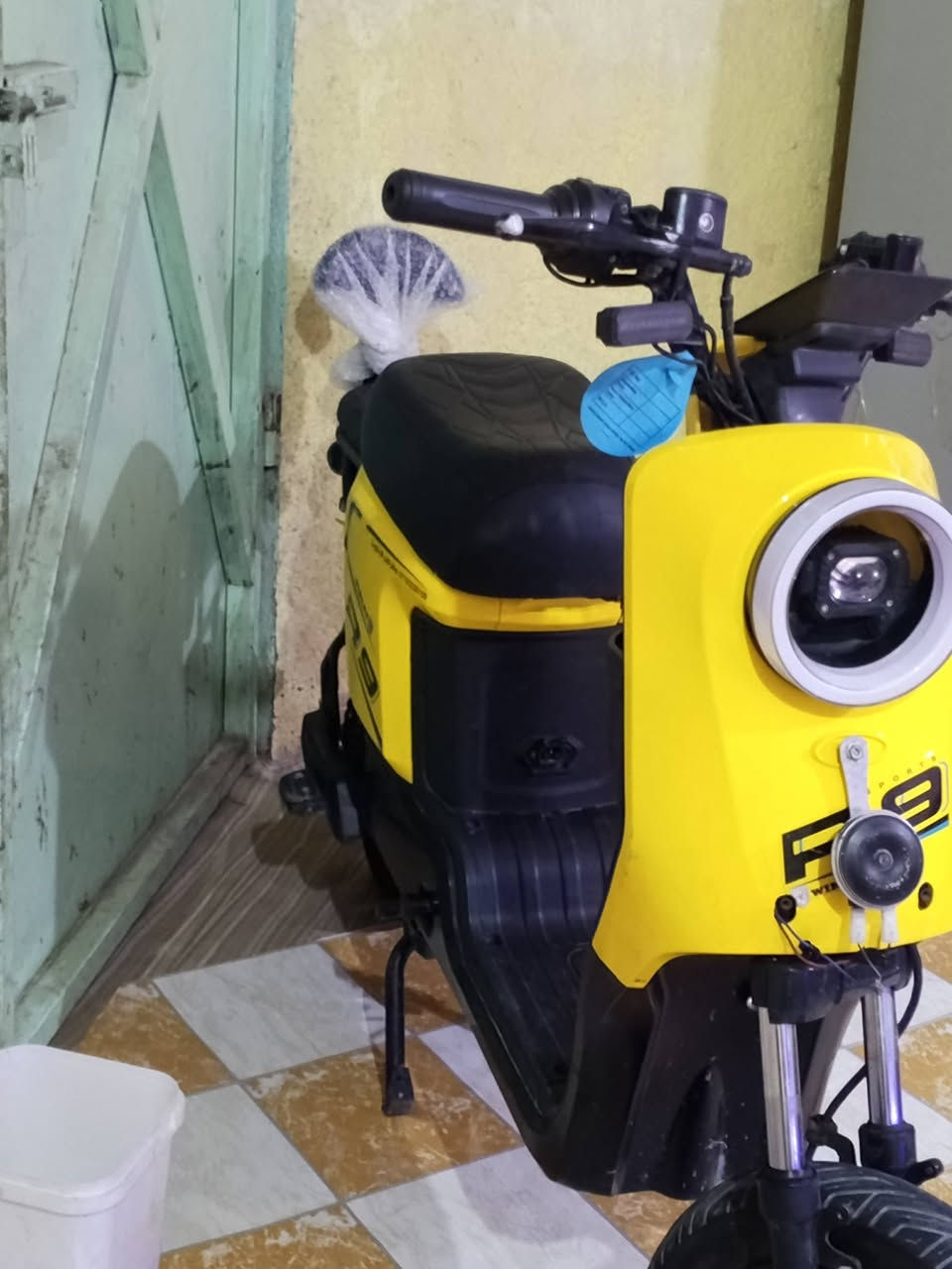 السلام عليكم دراجه ار 9 بطاريات 16 ابير وبطاريات 5 سعر مناسب  الرقم ***********
