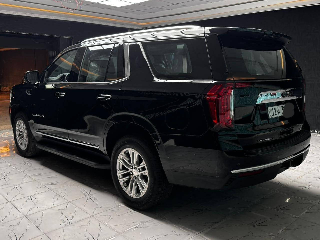 يوكن 2024 GMC.                                                            وارد خليجي ماشية 13 ألف كيلو متر اخت الزيروا مكفولة كفالة عامة عليها ppf حماية ضمان 10 سنوات ب2000$ يعني 20 ورقة رقم بغداد حرة مواصفات SLT محرك 5300 المرغوب 8  سلندر السعر  وباقي التفاصيل الاتصال على الرقم التالي *********** مكان السيارة كربلاء
