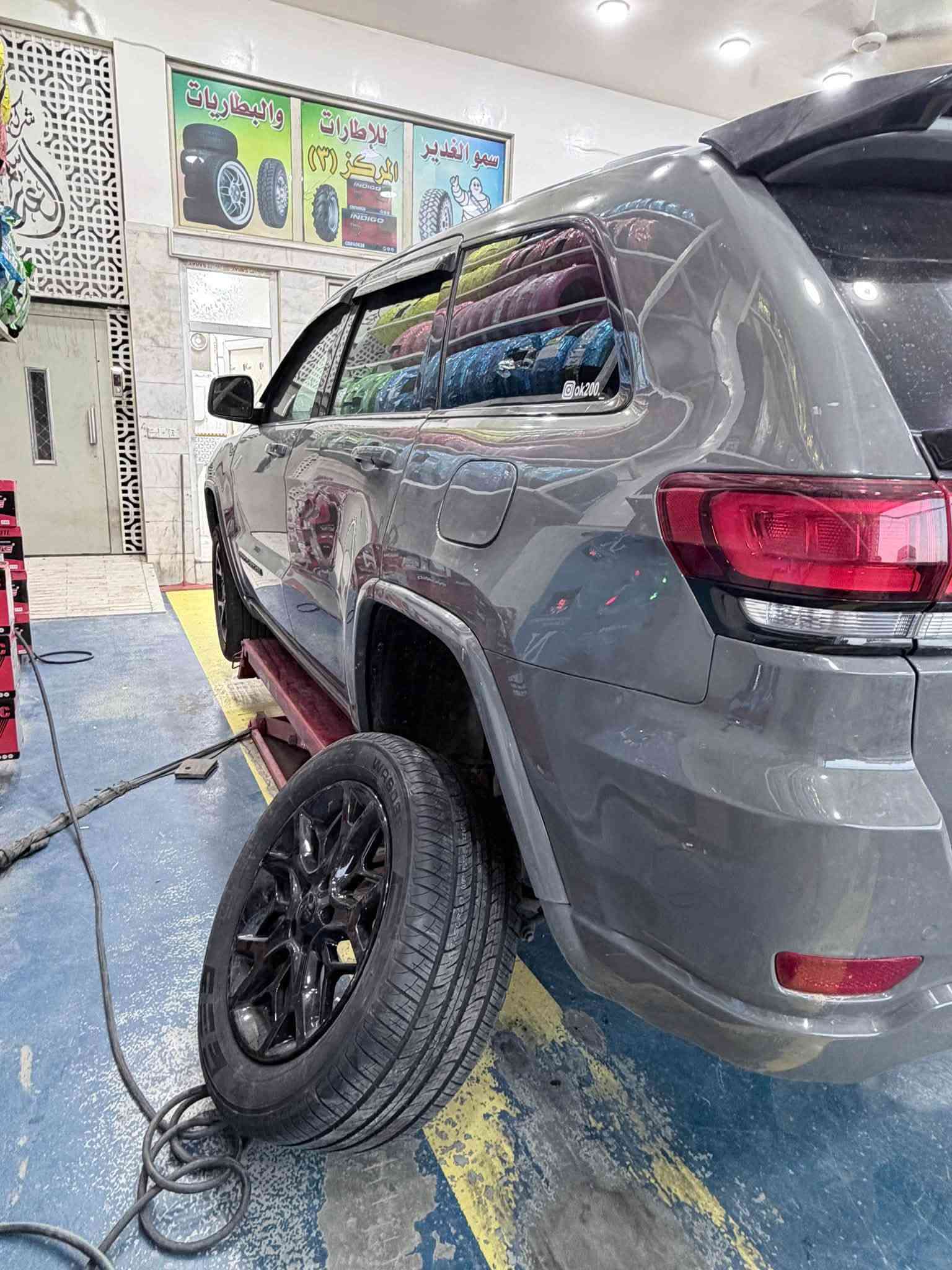 جيب شيروكي 19 سمنتي فول رقم بغداد بأسمي
ماشية 90 الف بجم كبس 

- فتحة  

- كشنات جلد ابيض مع التدفئة 

- حساسات امامي خلفي وكذلك بالمراية الجانبية 

- صندوق كهرباء 

-  زنون قوي عالي ناصي

- تايرات وويل جديد 

- شاشة كاربلي   

اكفلك كير ومكينه وحدادية وتبريد 

ادامة عامة + برمجة + فيتم وكالة سعره 240 الف 

السيارة كلش نظيفة وجاهزه 

حادثها جاملغ الخلفي جهه السائق مع القليل من الباب

وصبغ في الجاملغ الأمامي بدون فتح

صور الحادث مرفقة

*********** 

سعرها 205  وبيها مجال 

العنوان الناصرية المركز

نص مكتوب في الصور:
- @ok200