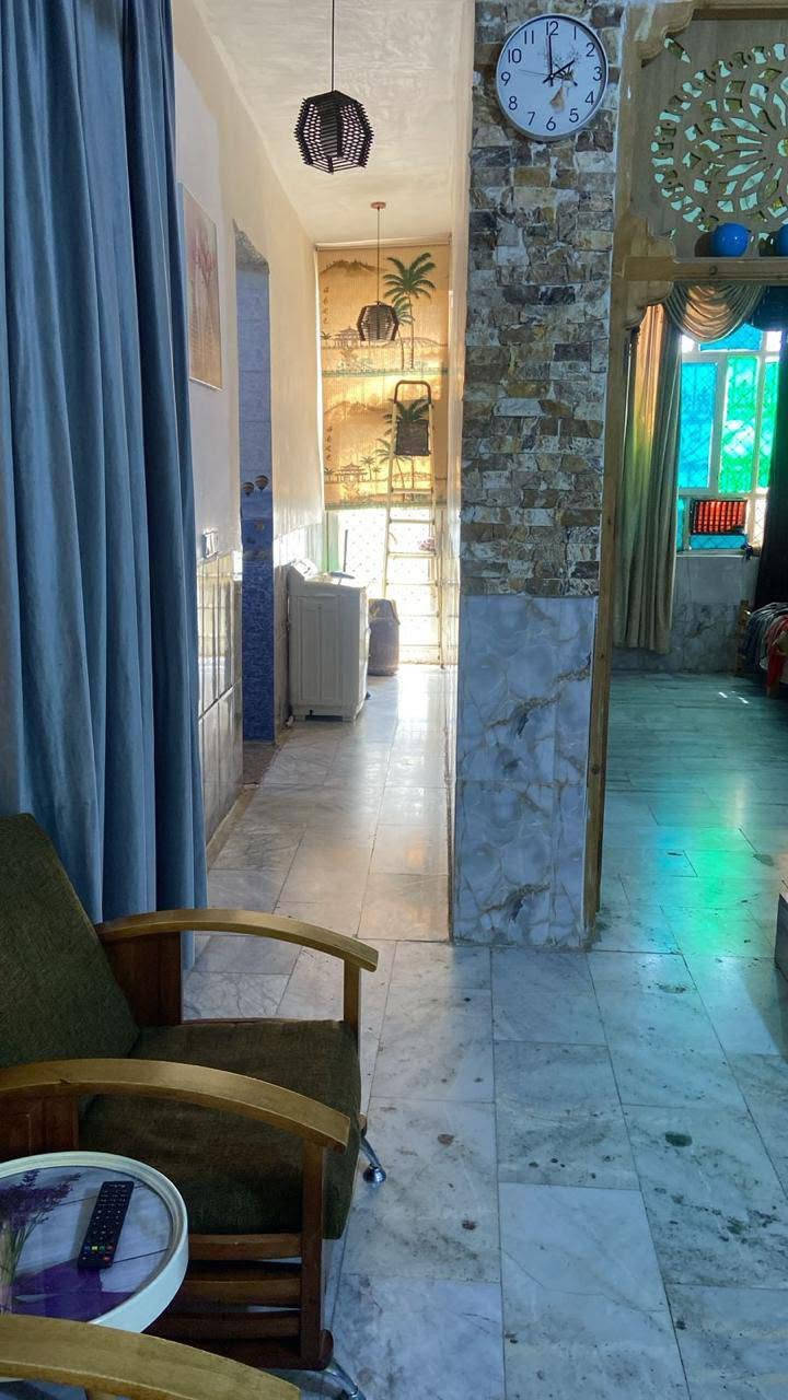 بيت مساحه 150 متر طابقين بناء طابوك 3 غرف وحده جوه واثنين فوك كما مبين طابو زراعي سند 25 باسم صاحب البيت مداور باسم المشتري عرض الشارع 8 متر مجاري خط ضوئي خط مولده مكانه هادئ من حيث الجاورين الطيبين حله سيف سعد مقابل شارع المشجر خلف الدكتور أحمد الجمل يبعد عن الشارع العام 300 متر السعر 83 ملاحظه التعامل مع صاحب البيت مباشر اتصال ***********
