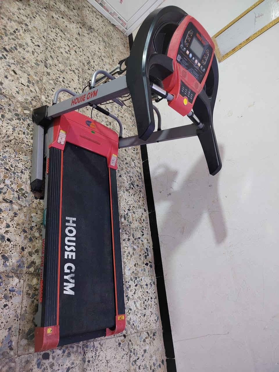 سلام عليكم جهاز جري كهربائي (تريدميل) من ماركة House Gym المخصصة لأجهزة اللياقة البدنية والتمارين المنزلية.يتحمل أوزان تتراوح بين 140 إلى 150 كيلوجراماً الجهاز شغال ومستعمل؟(الـسعر)400الف رقم الهاتف ***********
