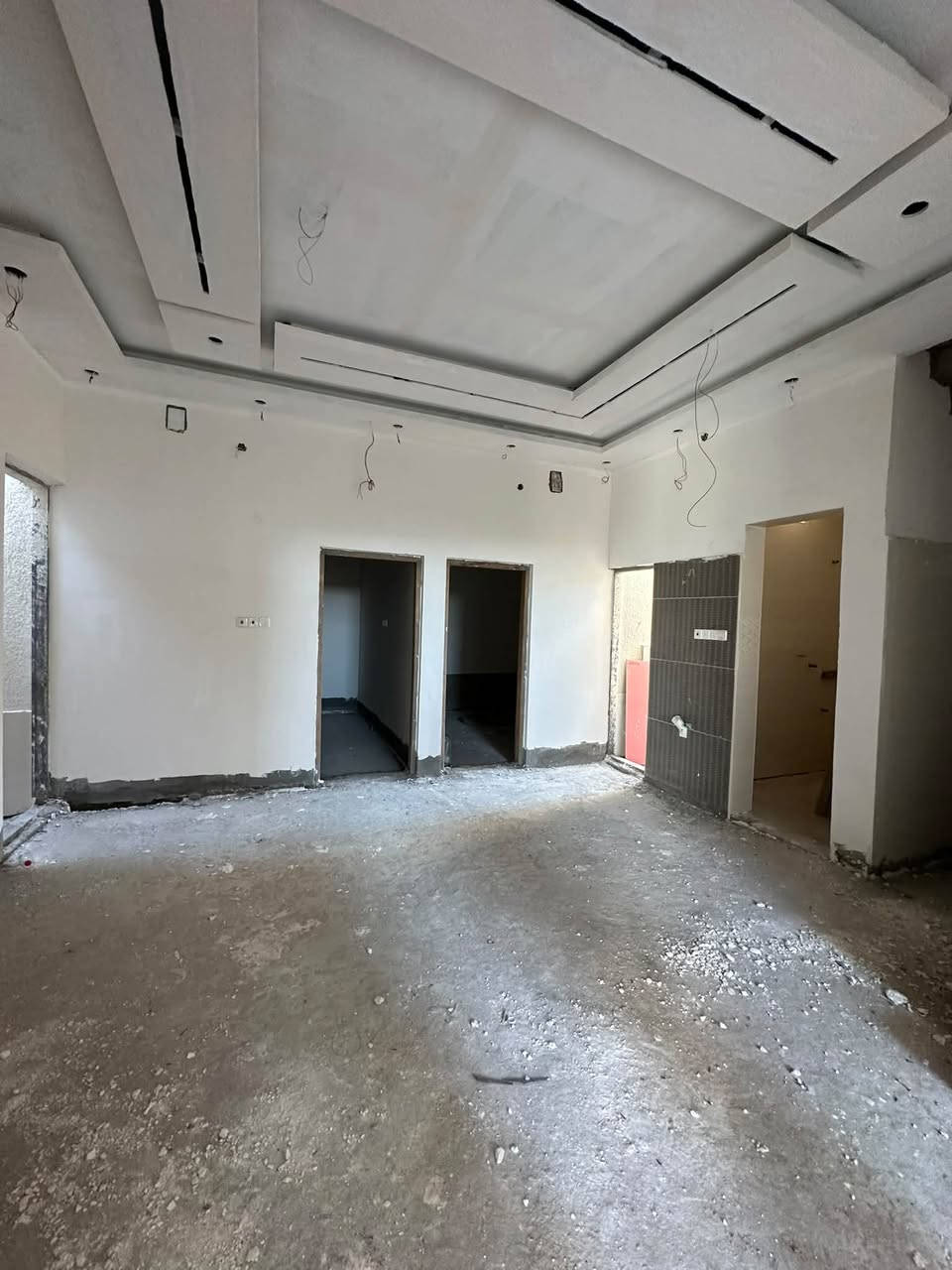 🏠 دار سكن للبيع – طابقين
📍 العنوان: البصرة – البهادية
📐 المساحة: 150 م²
📜 نوع الطابو: وقف سني، مسجل أصولي 100%

🔹 الطابق الأول:
• ديوان
• صالة
• مطبخ
• غرفتين منام
• صحيات داخلية وخارجية

🔹 الطابق الثاني:
• 3 غرف منام
• غرفتين منام عادية
• غرفة سويت
• طالة
• مطبخ
• صحيات

💰 السعر: 170 مليون قابل للتفاوض

📞 للاستفسار: ***********

