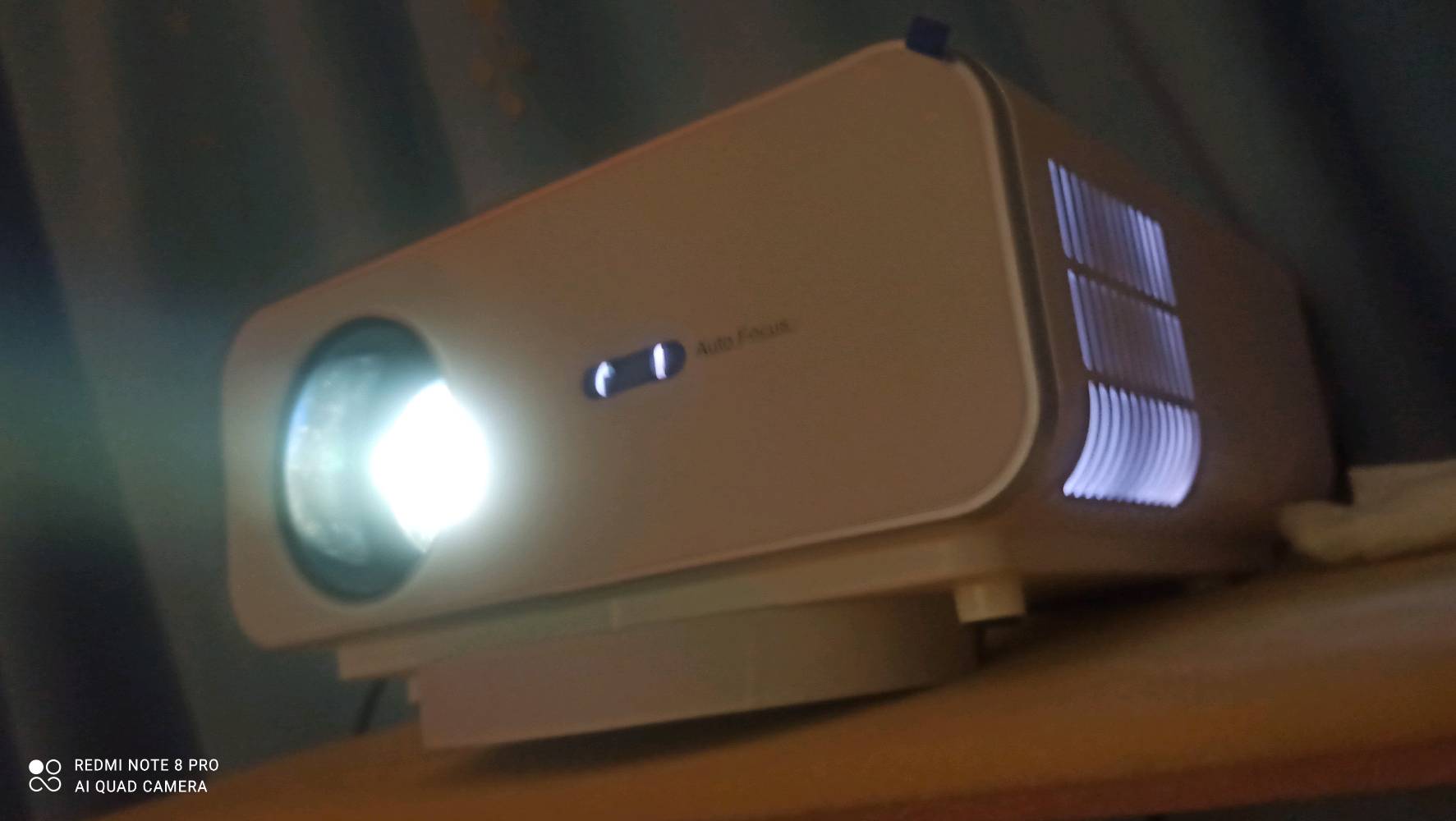 غني عن التعرف جهاز العرض الذكي ZOOMCAT C12C استخدمته للالعاب فول بدون تقطيع وايظا للافلام ويوجد 8000 تطبيقات مجانيا منها افلام والعاب ورياضة وقنوات اخبار وسيمانا وايظا موفي بوكس افضل برنامج للافلام والمسلسلات / المواصفات الرئيسية:الدقة والوضوح: يدعم تشغيل محتوى بدقة 4K مع دقة أصلية Full HD 1080p.السطوع: يصل إلى حوالي 28,000 لومن (أو ما يقارب 1100-1300 ANSI).الميزات الذكية: مزود بنظام أندرويد مع دعم لتطبيقات البث مثل Netflix (مرخص رسمياً)، وYouTube، وPrime Video.الضبط التلقائي: يحتوي على ميزة التركيز التلقائي (Auto Focus)، وتصحيح الانحراف التلقائي (Auto Keystone)، وتجنب العوائق.الأتصال: يدعم شبكات واي فاي متقدمة (WiFi
شنو الحالة بالضبط: جديد لو مستعمل؟ وإذا مستعمل، شكد مدة الاستعمال وكم ساعة تشغيل تقريباً؟: 
مستعمل شبه الجديد 
وين موقعك بالعراق بالضبط؟ وهل أكو توصيل للمحافظات لو استلام يد بيد؟: 
موصل وموجود توصيل 