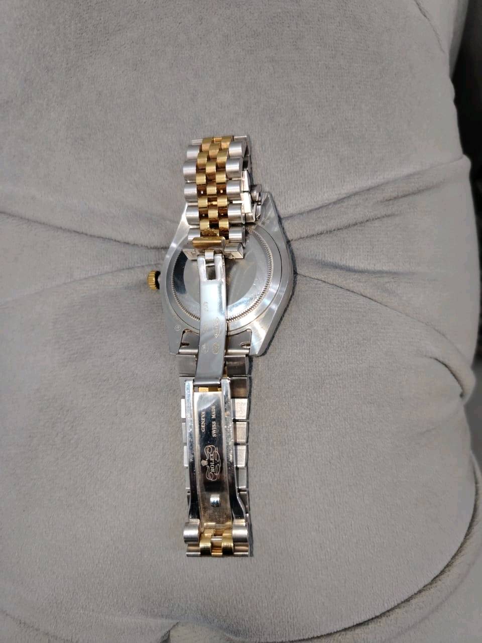 ⌚ للبيع – ساعة Rolex Datejust أوتوماتيك ⌚
ساعة رجالية بتصميم كلاسيكي فاخر، ثنائية اللون فضي وذهبي، مع مينا أسود أنيق وسوار Jubilee.
🔹 الموديل: Rolex Datejust
🔹 الحركة: أوتوماتيك
🔹 المينا: أسود مع مؤشرات ذهبية
🔹 التاريخ: نافذة تاريخ مع عدسة مكبرة
🔹 الإطار: ذهبي مخدد
🔹 السوار: Jubilee ثنائي اللون
🔹 الحالة: مستعملة وبحالة جيدة جدًا
🔹 التصميم: كلاسيكي وفخم ومناسب للاستخدام اليومي والمناسبات
💰 السعر: 650,000 دينار عراقي
📩 للجادين فقط، التواصل على الخاص. 
السعر قابل للنقاش بشكل بسيط عند المعاينة.