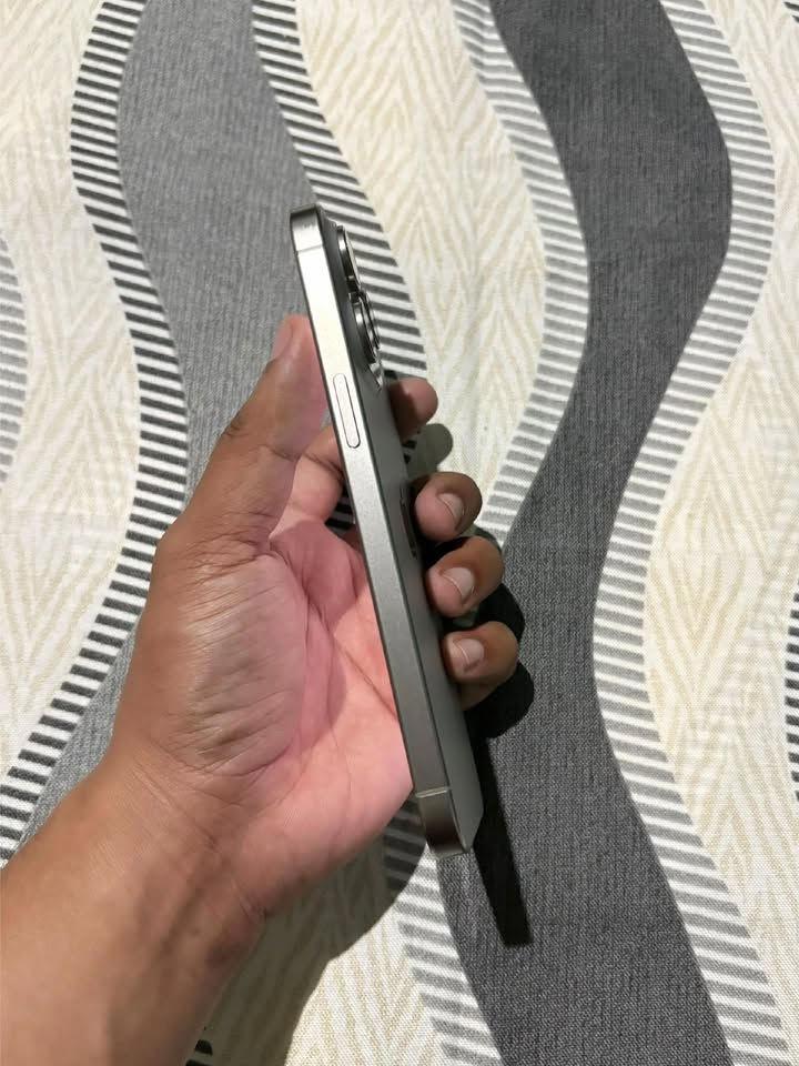 iPhone 15 Pro Max للبيع📱
🩶 اللون: تيتانيوم
🖨️ الذاكرة: 256GB
🌏نموذج (M)
🔋البطارية: 86% (عدد الشحنات 725)
✨حالة الجهاز 
🔧نظيف 100% وبدون أي شخط 
⚙️الجهاز كفالة (بدون أي تصليح)
🎁الهدايا والملحقات:
➕لزقة شاشه (BLACK)
➕لزقة كامرات 📸
➕كيبل شحن قماش (الاصلي)
💰السعر1030 دينار عراقي (مجال بسيط 
جداً)
📍﻿﻿الموقع: بغداد _الحسينية 
🔍﻿﻿شرط تفحص الجهاز يلا تسلم الفلوس
📞 للتواصل:***********
