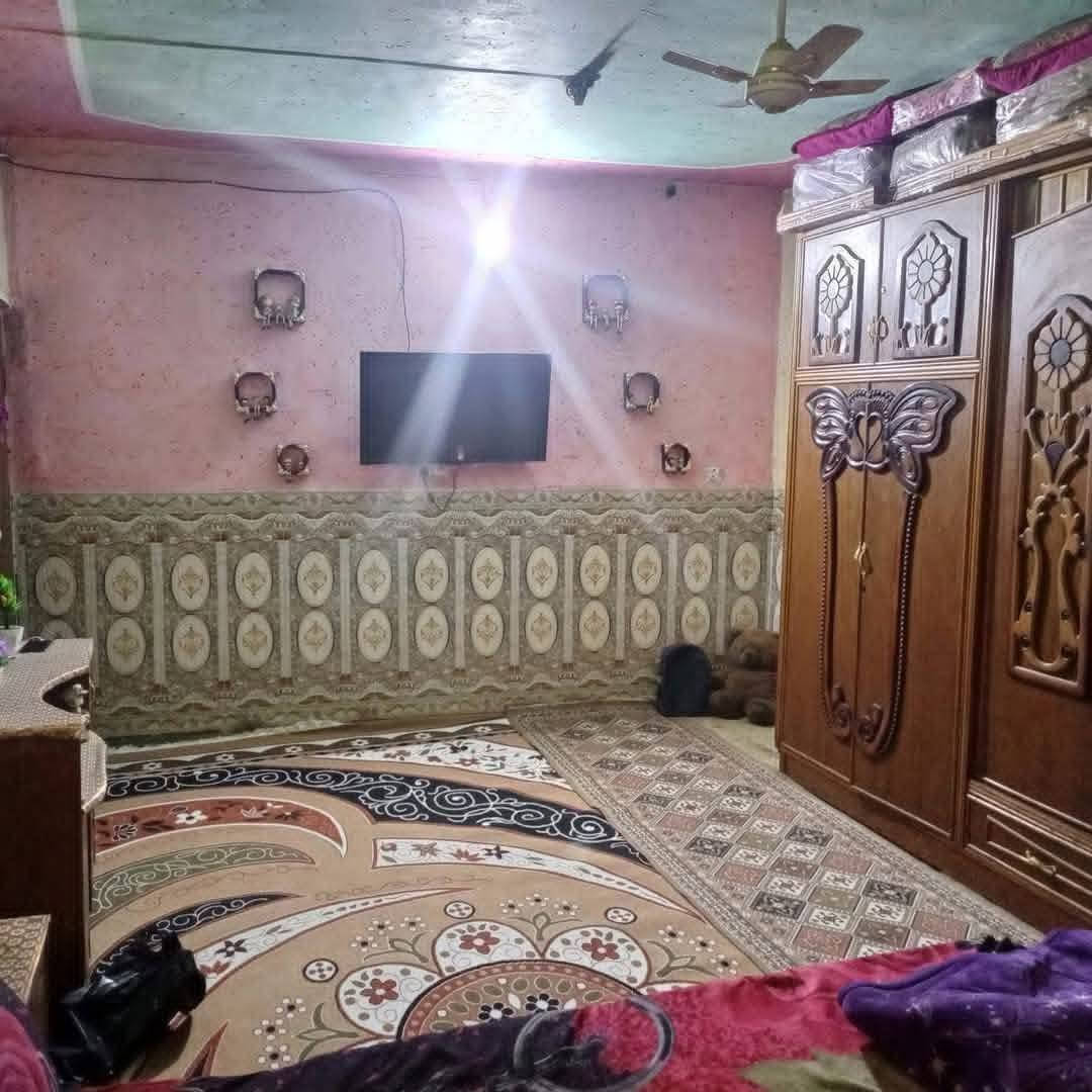 سلام عليكم
بيت الايجار مع الاثاث
المساحة 600
يحتوي على 5 سبالت
منضومة كامرات 
 غرف نوم عدد7
 صالة عدد 3
مطبخ عدد 2
استقبال
حمامات عدد 5
العنوان حي السفير غرب كراج الشماعية
الرقم ***********

نص مكتوب في الصور:
- INFINIX HOT 9 PLAY AI CAMERA