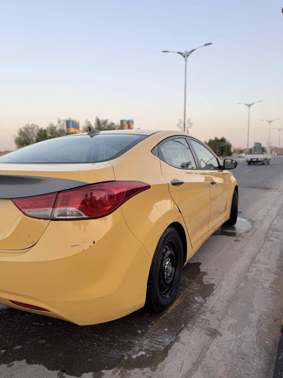 ## 🚕 للبيع: هونداي النترا موديل 2013 (وارد أمريكي - ليبل واحد بدون حادث)

* الماركة والموديل: هونداي النترا (Hyundai Elantra)
* سنة الصنع: 2013
* حالة الهيكل (البودي): ليبل واحد بالكامل وبدون أي حادث 
* المسافة المقطوعة (الماشية): 268 ألف ميل
* المواصفات والتحكم: تحكم ستيرن كامل (صوت، ميديا، مثبت سرعة Cruise Control، اتصال وبلوتوث)
* ناقل الحركة (الجير): أوتوماتيك (تبترونك)
* التكييف: بارد جداً وشغال بكفاءة عالية
* حالة السيارة العامة: كلشي تمام بيها، محرك وجير بحالة ممتازة وجاهزة للشغل والاستخدام مباشرة دون أي مصاريف
* منظومة غاز 
------------------------------
## 💰

* السعر المطلوب: 115 ورقة (قابل للتفاوض البسيط للجادين)
* المكان والمعاينة: واسط - الكوت
* رقم الهاتف للتواصل: ***********

------------------------------
