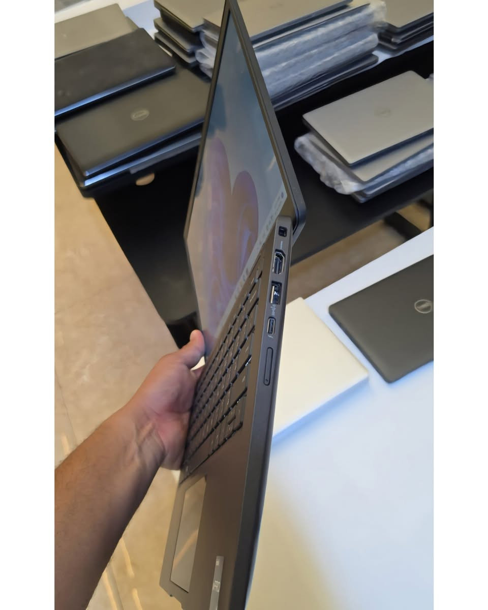 🔥 **فخامة الأعمال بلمسة واحدة!** 💻✨

💻 **DELL LATITUDE 7430**

✔️ المعالج: Intel Core i7 – الجيل 12

✔️ الرام: 32GB DDR4

✔️ التخزين: 256GB SSD NVMe

✔️ الشاشة: 14.0" FHD IPS لمس

✔️ كرت الشاشة: Intel UHD Graphics 16 GB

💰 **السعر نهائي : 590,000 دينار عراقي**

🎁 ماوس 🖱️ + حقيبة 🎒 + توصيل 🚚

🔹 الحالة: وارد أوروبي، غير مستعمل في العراق، نظافة 95% فما فوق.

🔋 البطارية: بحالة جيدة — ضمان ساعة فما فوق.

🛡️ ضمان فحص وتشغيل أمام المندوب + ضمان أسبوعين ضد الخلل المصنعي والاستبدال بنفس الموديل.

📩 للحجز والاستفسار، راسلنا الآن.

نص مكتوب في الصور:
- Dell Latitude 7430
- core i7 .. 12 .. لمس
- *********** دكان للحاسات