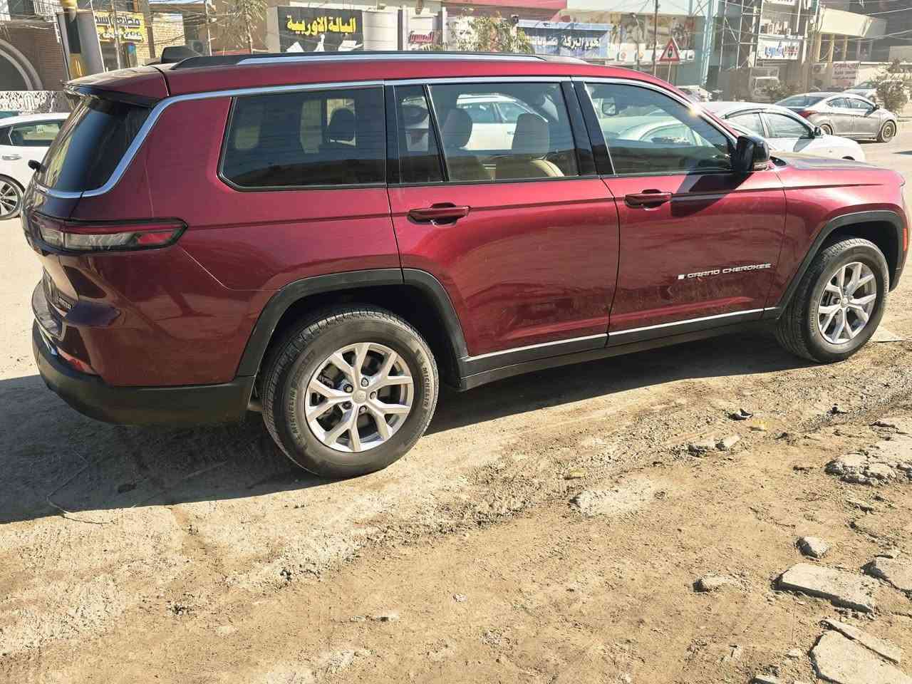 جيب لمتد 2023 LIMITED (L ) 
  فول مواصفات عدا الفتحة  ماشية 26 الف كيلو 7 راكب مقاعد منفصلة vip
محرك 3600 
مقاعد تدفئة و تبريد 
ستيرن تدفئة 
صندوق كهرباء
رادارات محيطية 
وباقي مواصفات اللمتد المعروفة 
( السيارة وارد امريكي بيه قبق جنطه تبدل نفس اللون )
رقم اربيل بااسمي 
مكان سياره بابل 
السعر 305
رقمي ***********

نص مكتوب في الصور:
- 11 of 13