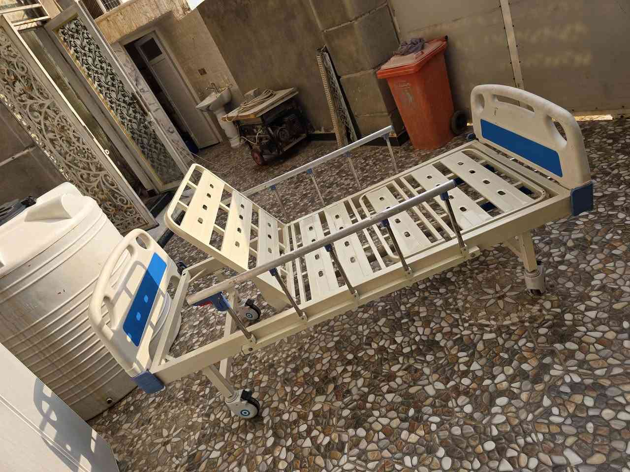 سرير طبي • ضهر وقدم • بحاله جديده