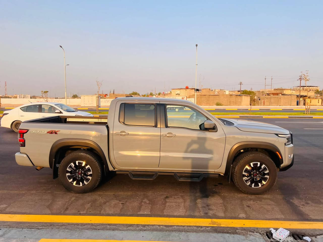 السلام عليكم  سياره بيكم نيسان Frontier موديل 2022 لون سمنتي الفئه pro_x4 السياره  ماشية 127 كيلو  السيارة وارد امريكي طاك بيها ايرباك الاستربن وبردات راجع سستم  حادثها جان جاملغ الامامي يم جهة السايق  السيارة فول مواصفات سعة المحرك 3800 6 سلندر 
رقم السيارة بصرة 
📍 الموقع البصرة / الطويسة
للاستفسار الاتصال على الرقم
***********
