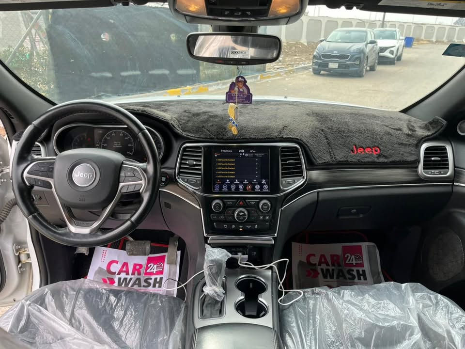 Jeep  grand cherokee 2020 Limted 
رقم بغداد باسمي 
مواصفات 
فتحه 
توقف ذاتي 
جنطه كهرباء 
حساسات خلفيه 
كامره دواره 
شاشه كبيره ( نفخ)
كشنات جلد 
تدفئه كشنات مع الستيرن 
نقطه عمياء
كشنات كهرباء الصدر والسائق 
توقف ذاتي خلفي 
انظمة قياده eco و sport 
ماوس للتحكم بأنضمة القياده 
السياره جديده بمعنى الكلمه ماشيه 70 الف ميل بيها نصف باب السائق والچاملغ صبغ وايرباك برده فقط 
البنيد مكفول حتى من الفتح لغد شاصي كله مكفول وبيها رشه صغيره بالچاملغ الخلفي 
تخم تاير ياباني ادامه كامله من تنظيف نوزلات بلكات عبوه جديده مرواس بجارجر RT حصراً او بيع 
للاستفسار 
***********
