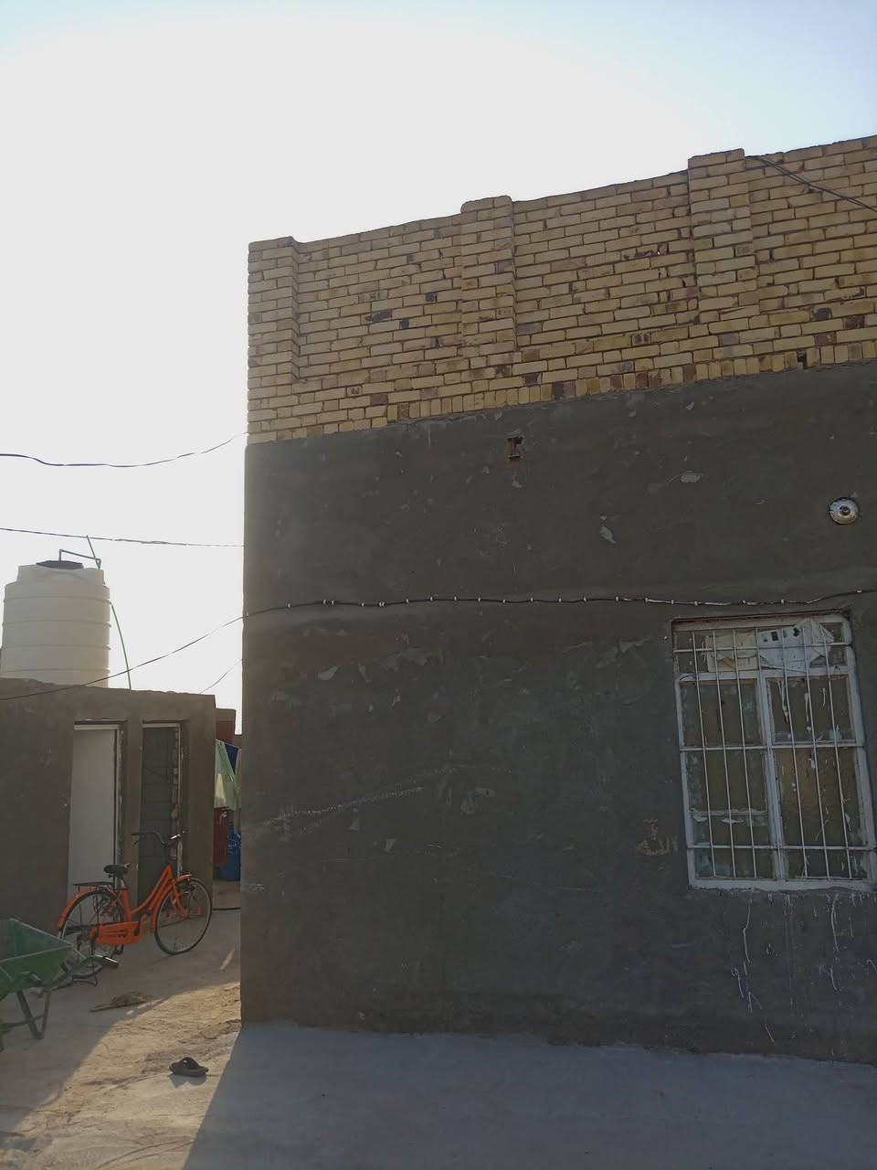 سلام عليكم يوجد بيت للبيع في السميلات ركن على شارعين مساحة لبيت ٥٥٠متر مبني ٢٥٠ متر ولباقي مسيجه ضمن لبيت للستفسار اتصال ***********.//***********
