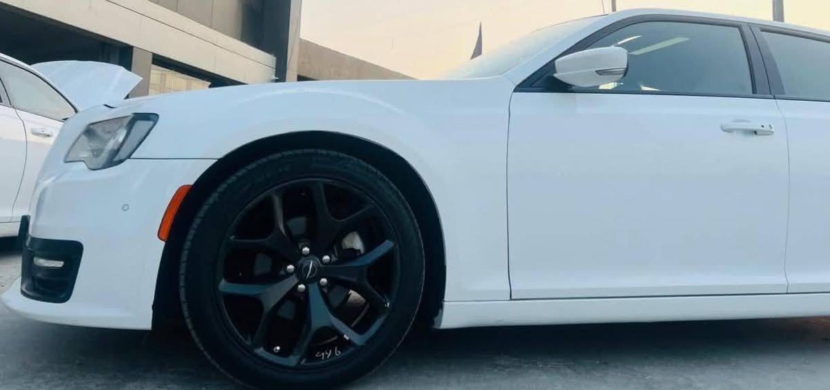 السلام عليكم
كرايسلر اوباما S 300
موديل 22 أصل 
مواصفات لـ S معروفة 
سيارة أخت الزيرو شرط 
كتاب ضباط
حادثها جاملغ امامي وبنيد بدون دواخل 
الباقي مكفول شرط
بأسمي تحويل ثاني يوم
السعر 260 وبيها مجال بسيط
مكاني ناصرية مركز. 
***********
