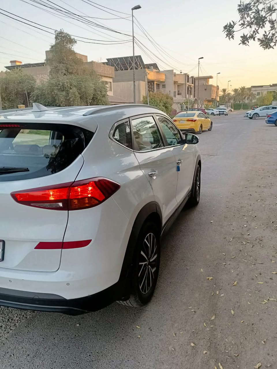 HYUNDYI TUCSON(وكالة القاصد)
الموديل :-2019
عداد المسافة :-70000 كم
حجم المحرك :-2000 doch 
لوحات التسجيل :- بغداد بأسمي سنوية مجددة 2029 
المواصفات :-
1- بصمة ابواب وصندوق وتشغيل
2- نظام ترحيب عند الاقتراب
3- كرسي السائق كهرباء
4- كشنات جلد
5- شاشة اصلية +كامرا خلفية
6- اريل نفكيتر
7- شاحن واير ليس 
8- وبقية المواصفات الاساسية .
السعر :-18000$ بيه مجال جدا جدا بسيط
العنوان :- شارع فلسطين - حي المهندسين
للتواصل :-***********
السيارة مكفولة من الحادث والبارد والصبغ
