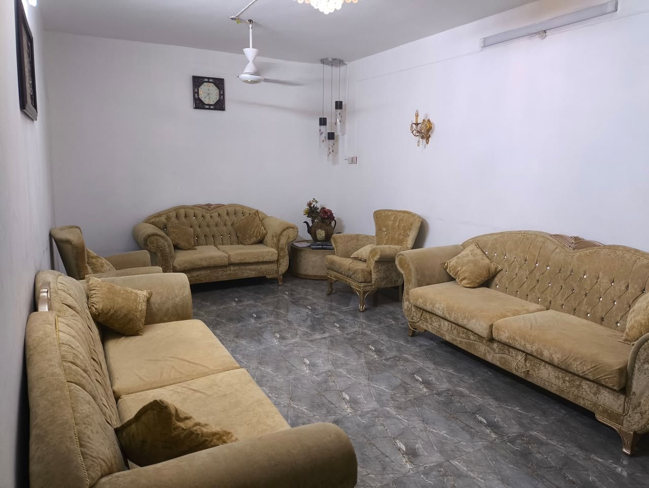 بيت للبيع في كربلاء حي النصر سايدين الملعب ثالث فرع طابو صرف يتكون من حديقه وكراج والطابق الاول غرفة واحده وحمام عدد 2 ومطبخ حار وبارد واستقبال وصاله والطابق الثاني يتكون من غرفتين واحده من عدهم سويت ويوجد مخزن يصلح غرفه ثالثه البيت مساحته 200م وسعر البيت 280 وبيه مجال الاستفسار ***********و*********** @
