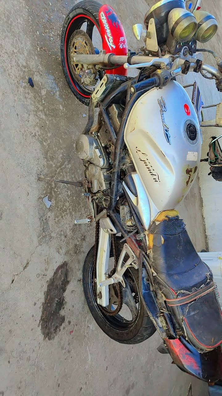 للبيع   بطح بانده محرك 250
حاليا ماتشتغل ابيعك طافيه 
بييه سلف جديد وتاير خلفي جديد كهربايات
شغاله سعره    250 قفل قفل او مراوس   ***********
