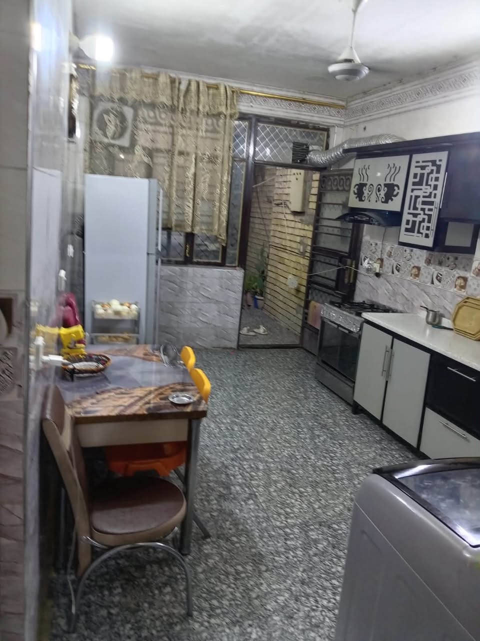 بيت للبيع مساحة 150 متر مفصول حالياً مؤجر الطابق الأول ب450 والطابق الثاني ب400 البيت حالياً بي عالم مؤجرين البيت زراعي سند 25 في منطقة الشرطه الخامسه قرب جامع الجميلي  للتواصل واتساب فقط ***********
***********
